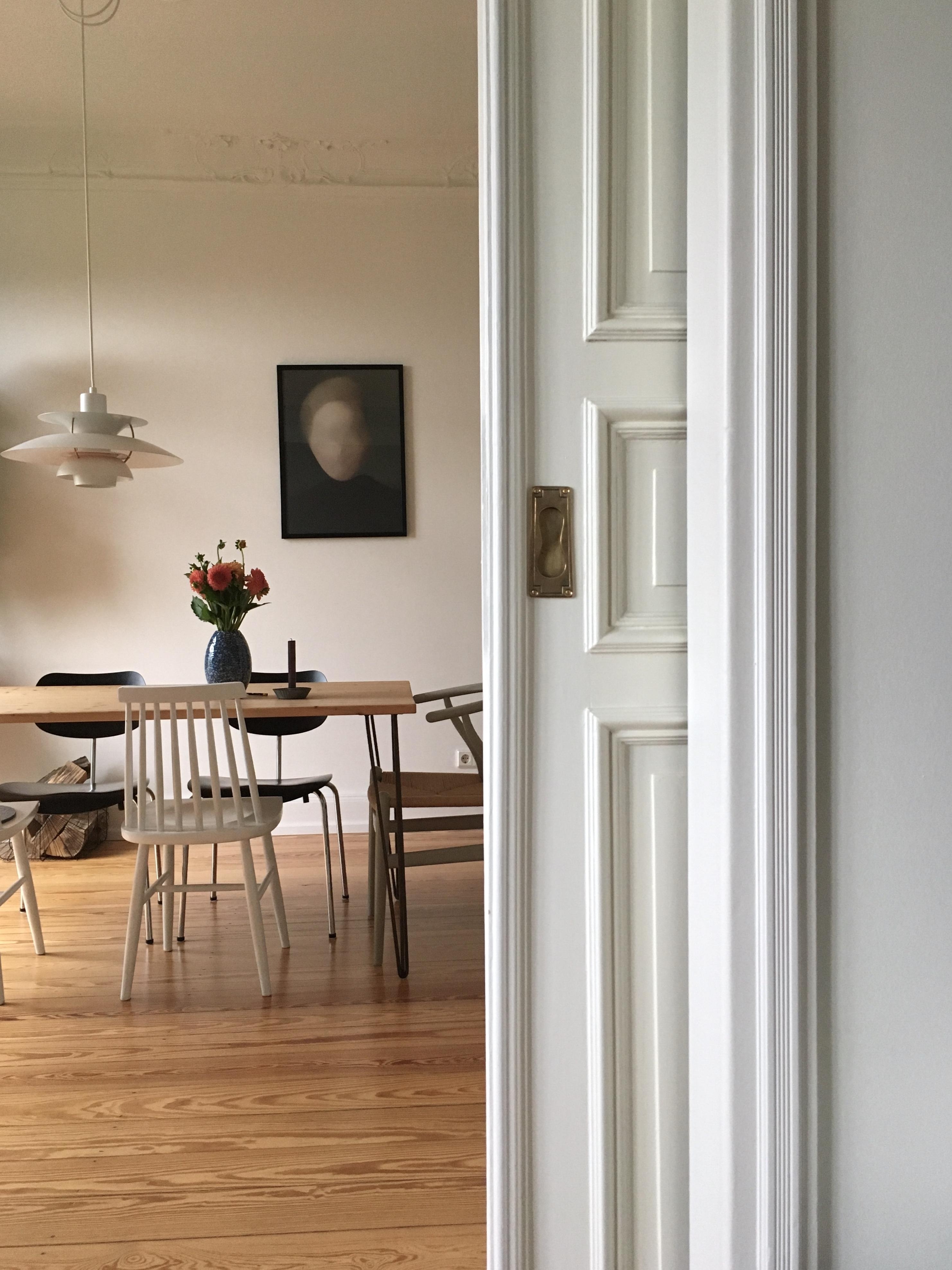 ich liebe minimalismus #altbau #altbauliebe #esszimmer #diningroom #esstisch #diy #blumen #bild #minimalismus #lampe