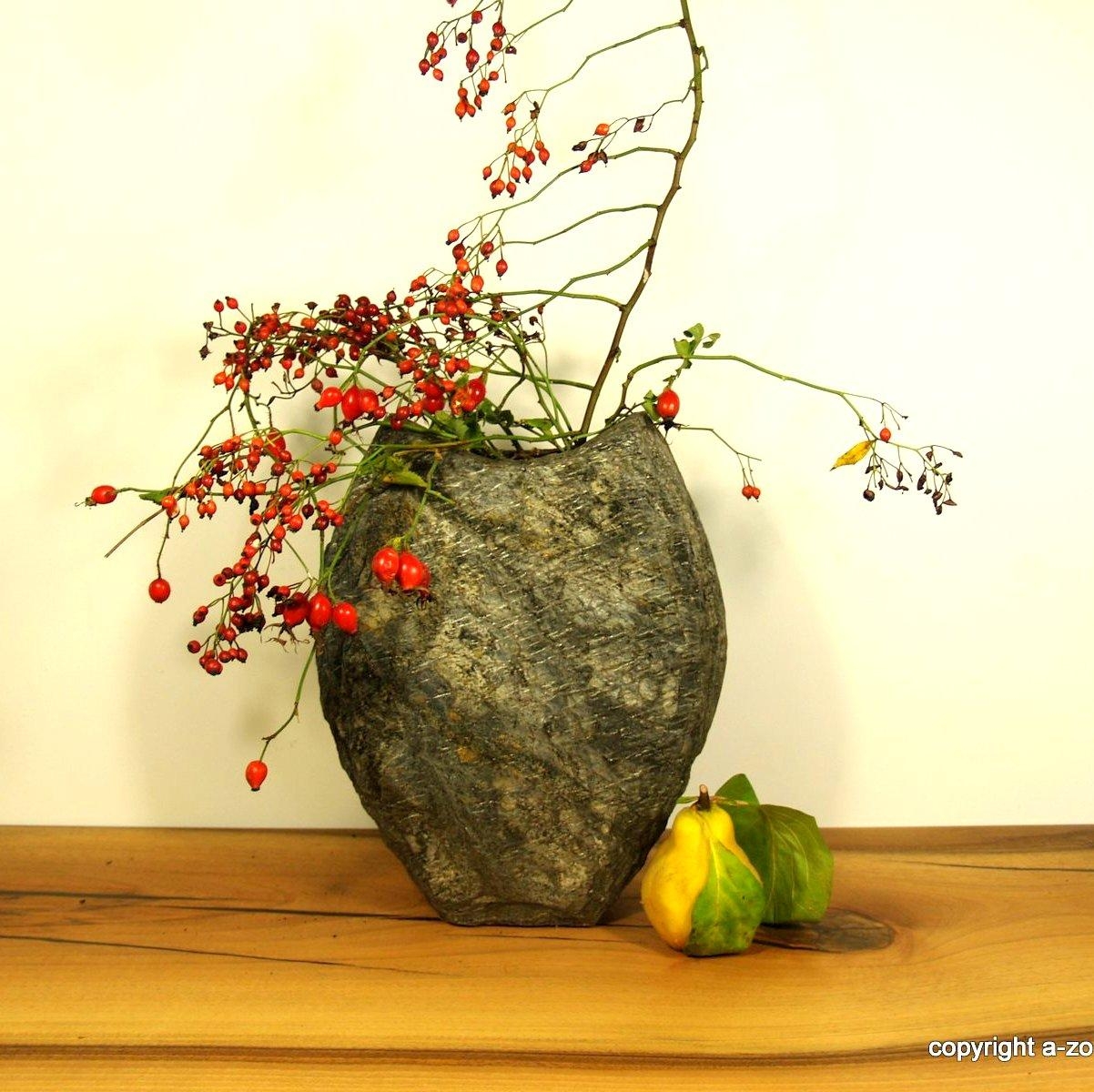 Ich liebe #Steinvasen !
zu jeder #Jahreszeit ganz einfach dekoriert. Hier mit einem #Zweig der #Hagebutte. #Vase #Stein