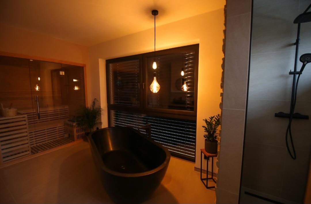 Ich liebe unser Bad eh schon, aber abends noch mehr 🫶 #bad #badezimmer #sauna #industrial #schwarz