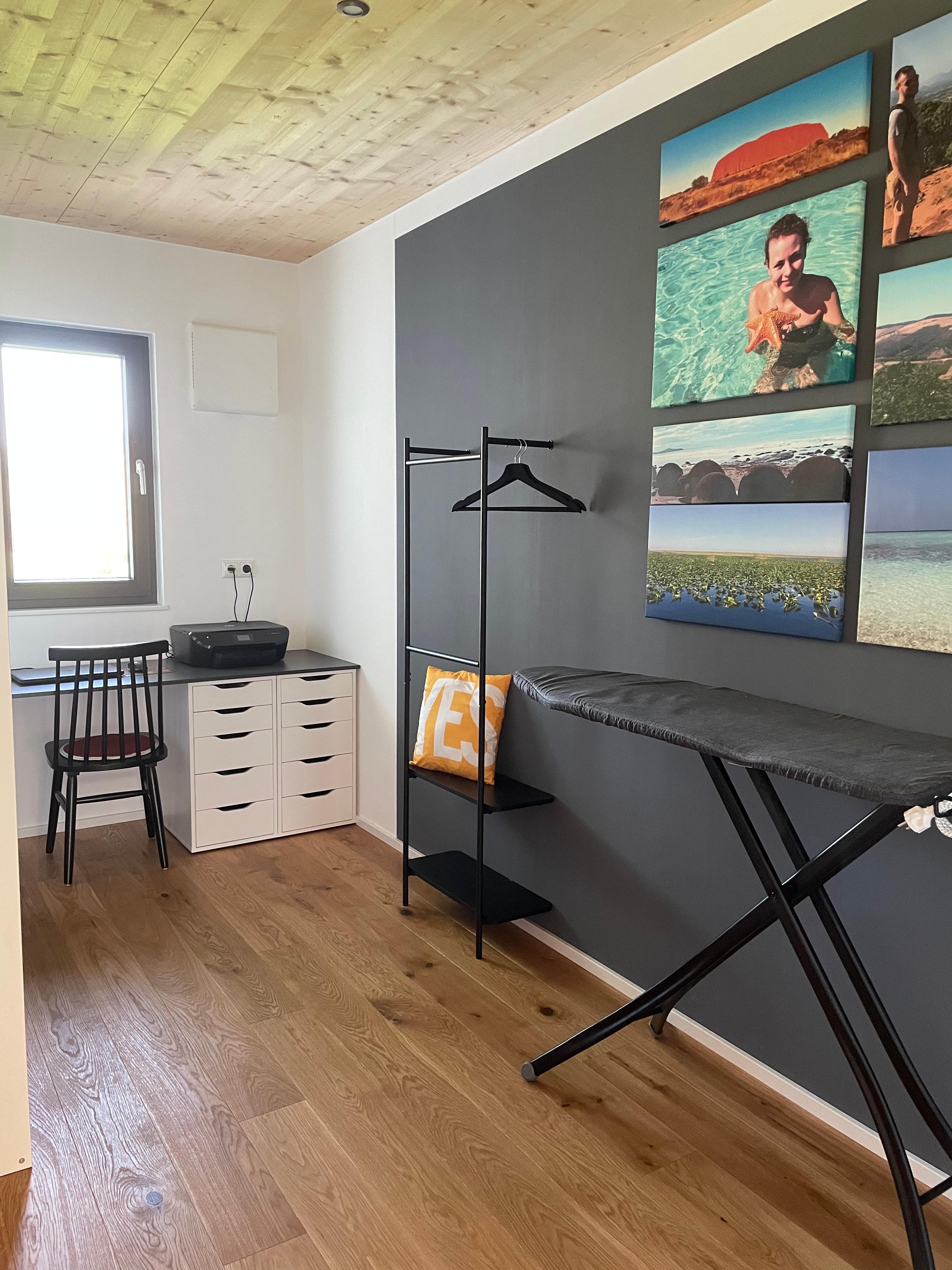 Ich liebe unser neugestaltetes Büro mit Hauswirtschaftsecke in kontrastreichen Farben🖤🤍 #dunkelgrau #inspo #couchstyles