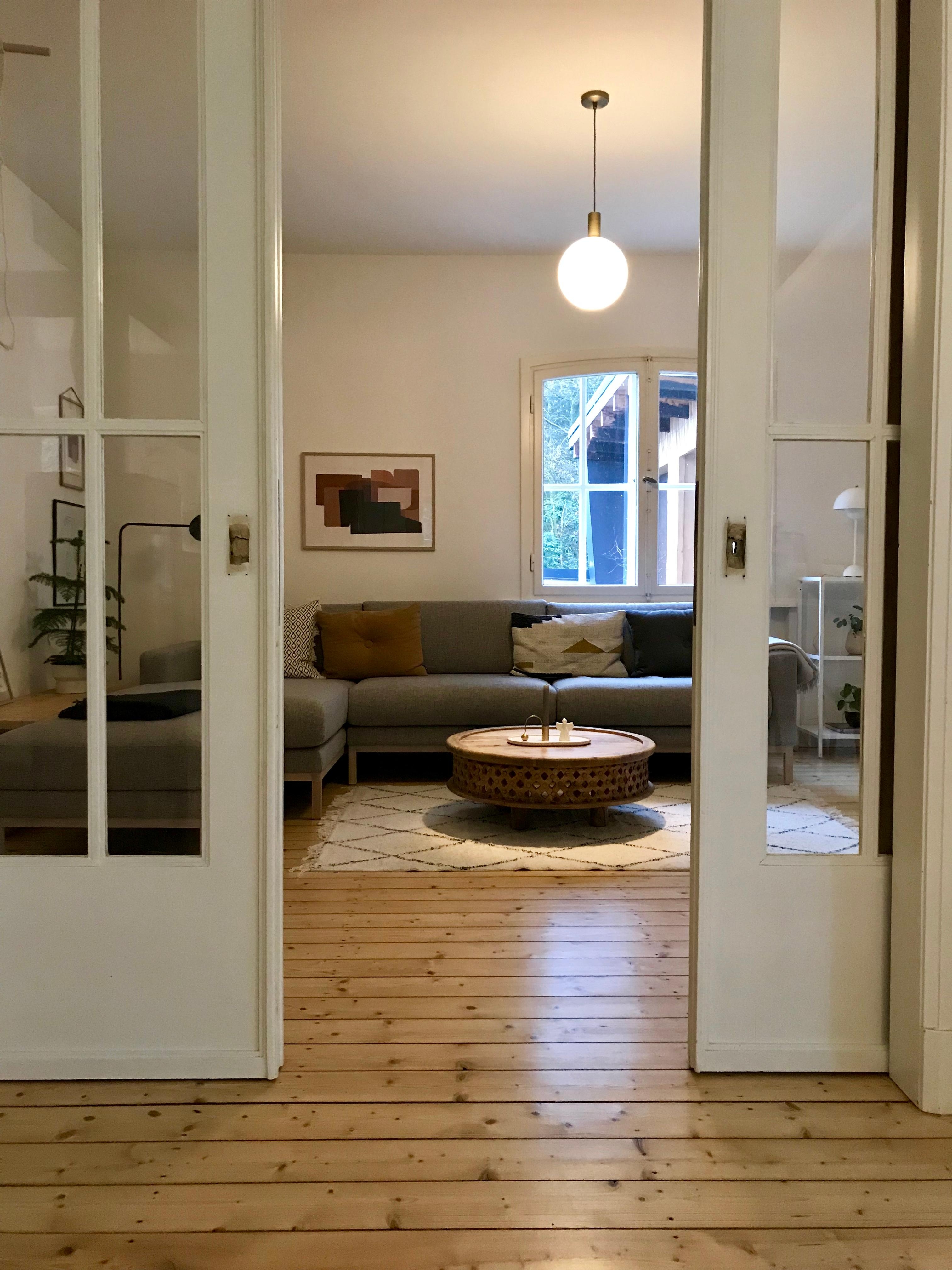 Ich liebe unsere Schiebetüren, müssen aber noch ein bisschen überarbeitet werden. #wohnzimmer #couch #skandinavischwohne