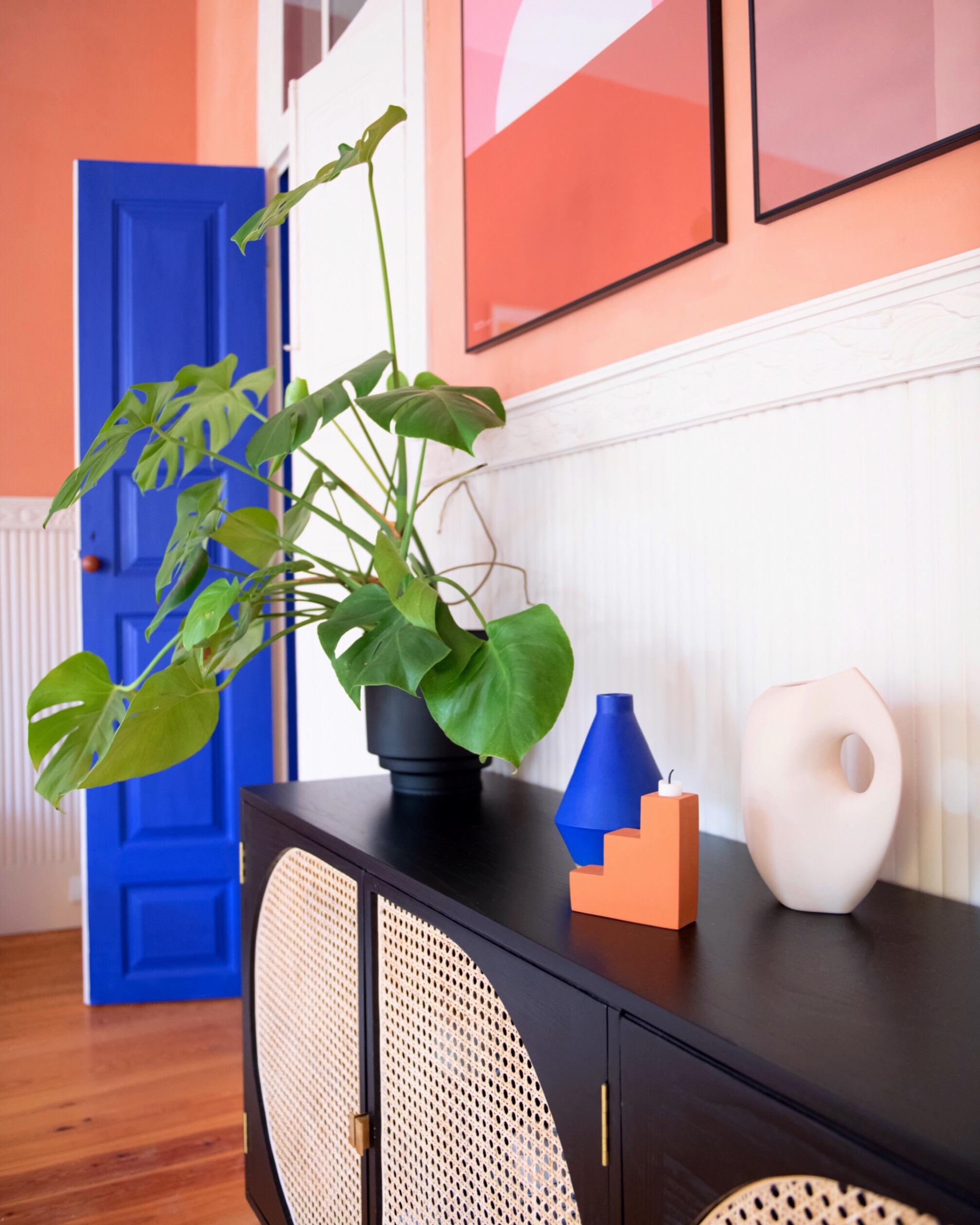 Ich liebe unsere Tür in Ultramarinblau 💙
#livingroom #yveskleinblue #eclectic