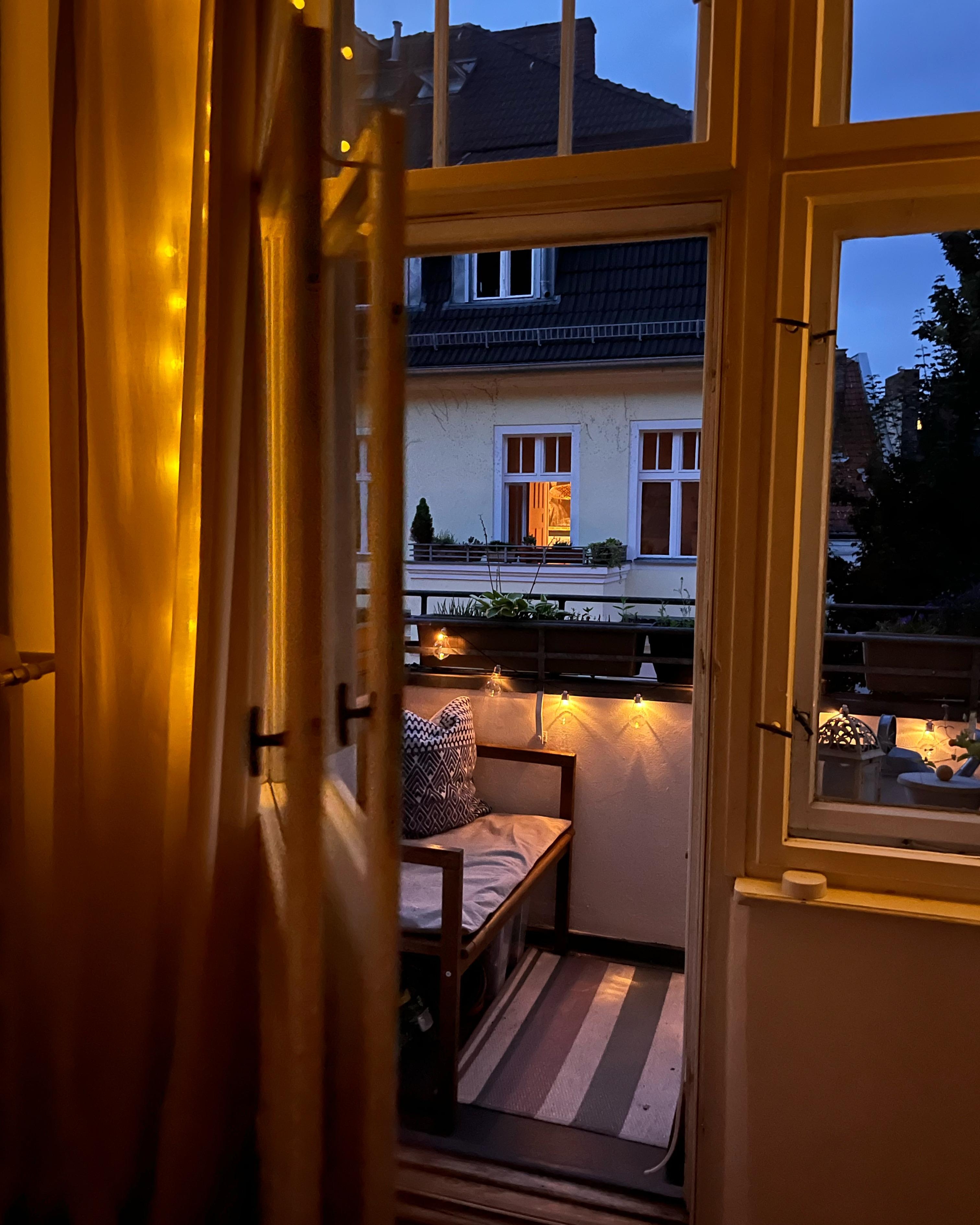 Ich liebe unseren kleinen Balkon neben unserem Schlafzimmer, besonders um die letzten warmen Abende zu genießen...