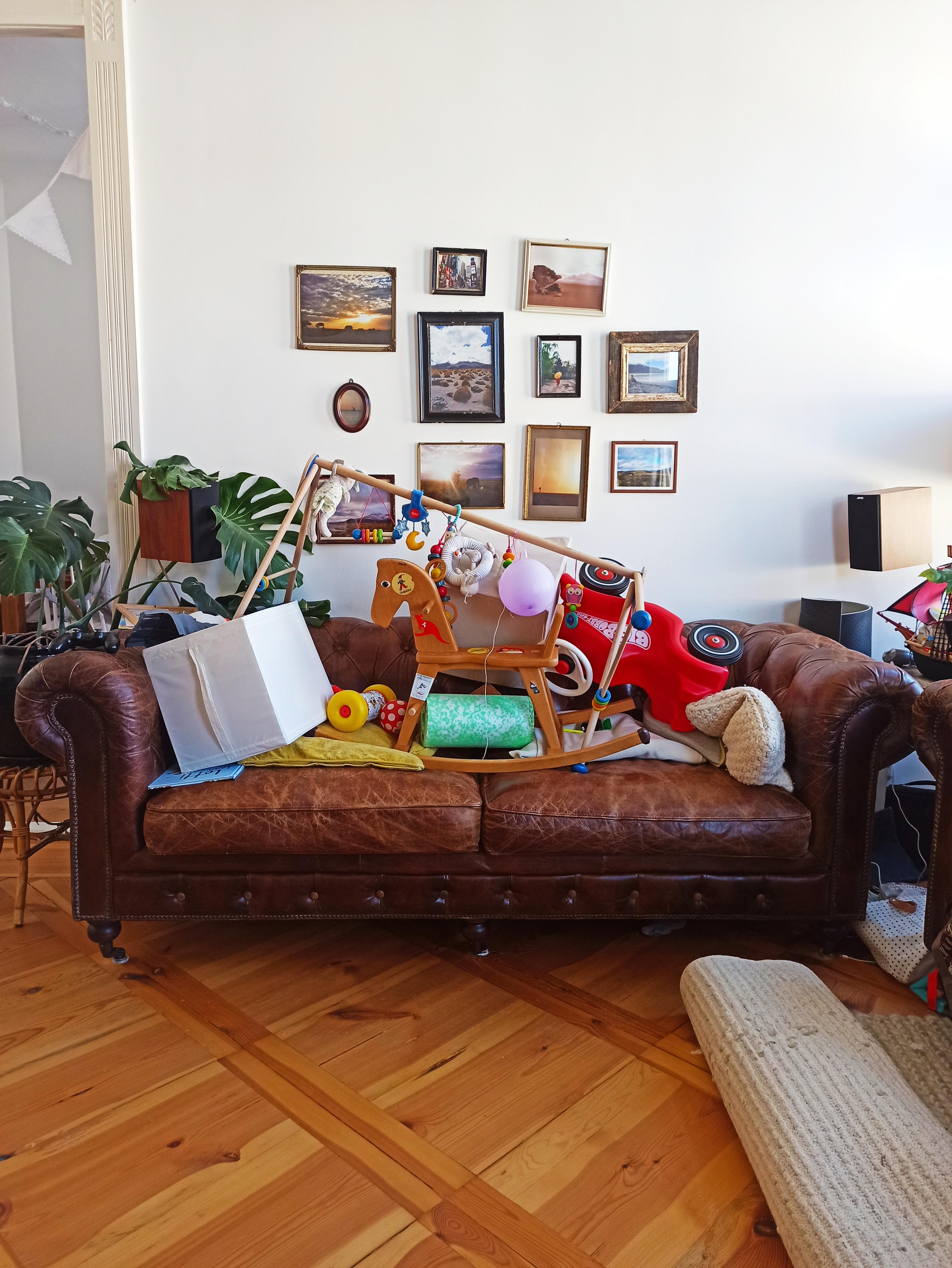 "Ich liiiebe putzen" - Zitat 4-jähriger 🤷😄 #wohnzimmer #couch #bilderwand #putzwahn