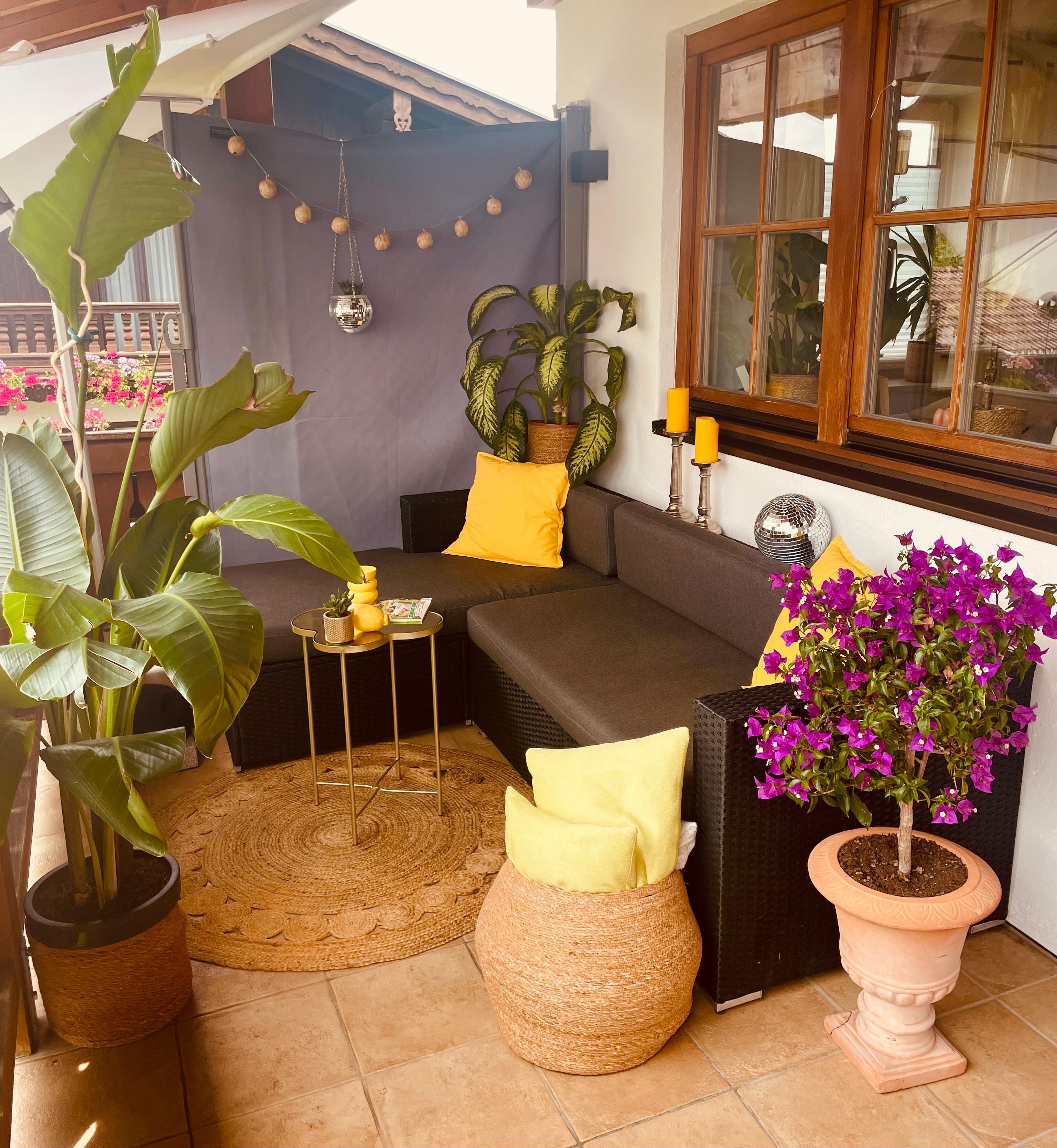 Ich liiiiebe #sommer und heuer die #Farben #gelb und #lila. Auf unserer #balkonterrasse verbringen wir momentan jeden Abend. #balkon #outdoor #lounge 