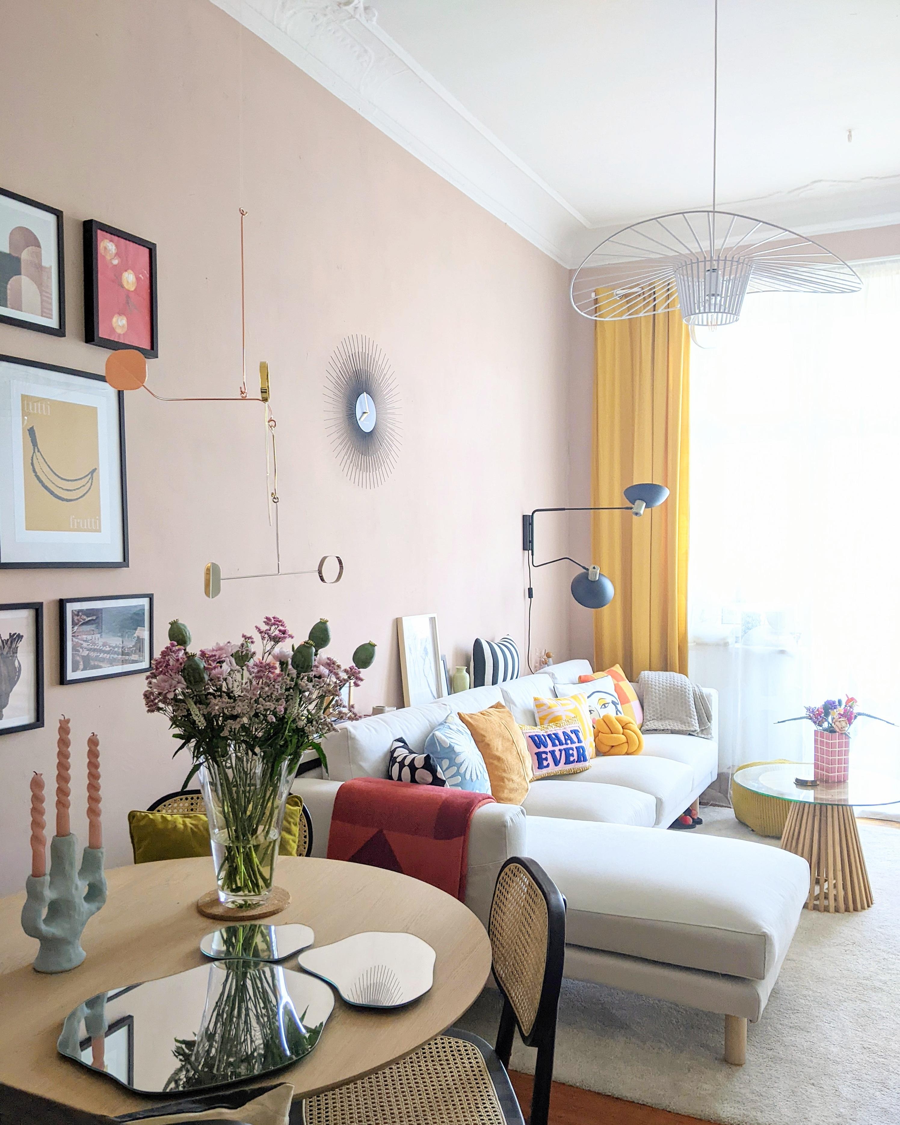 Ich mach' mir die Welt, wie sie mir gefällt. #zuhause #couchstyle #couchliebt #colourfulinterior #livingroom