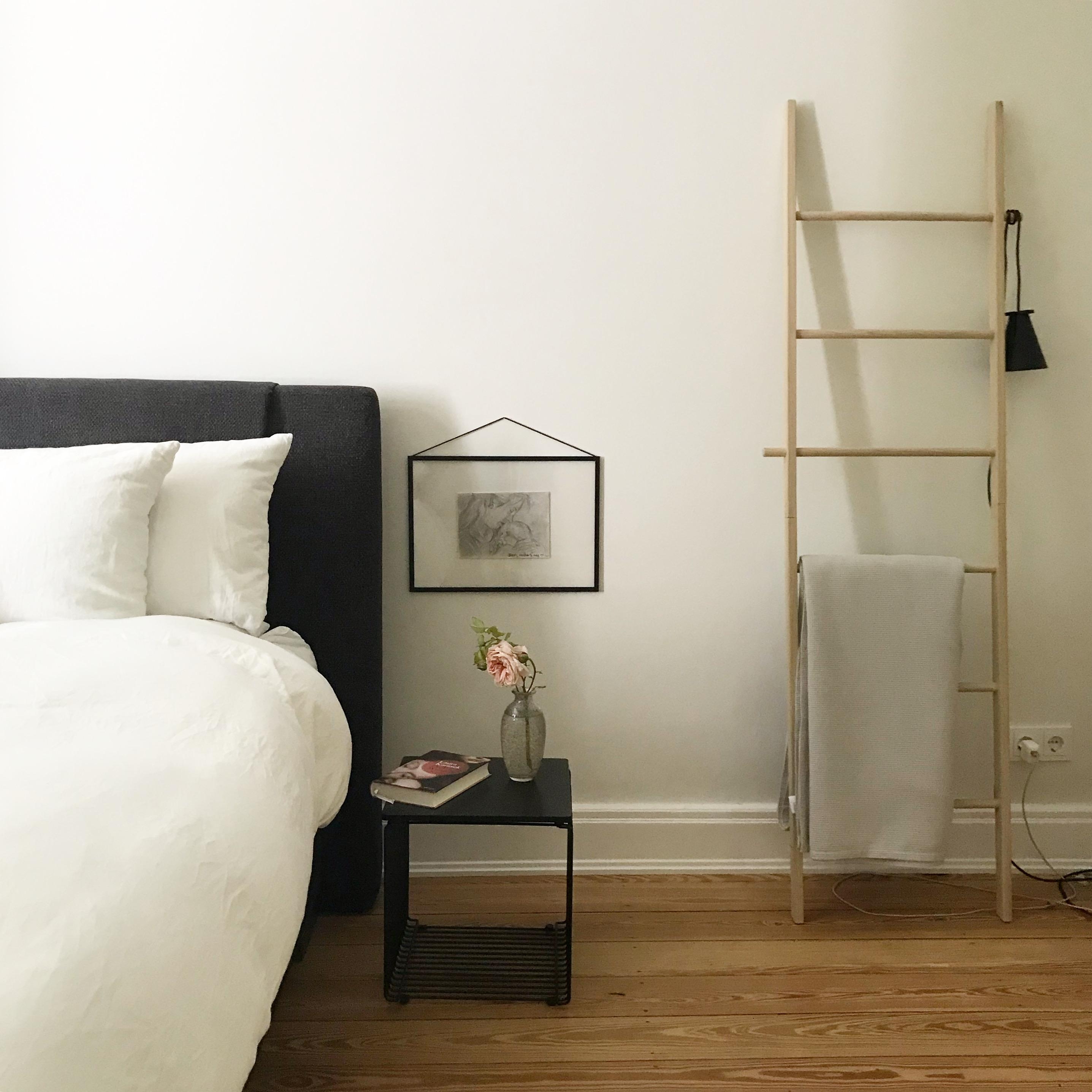 Ich mag es #clean und #minimalistisch im #schlafzimmer #kleiderleiter #rose #couchstyle #couchliebt