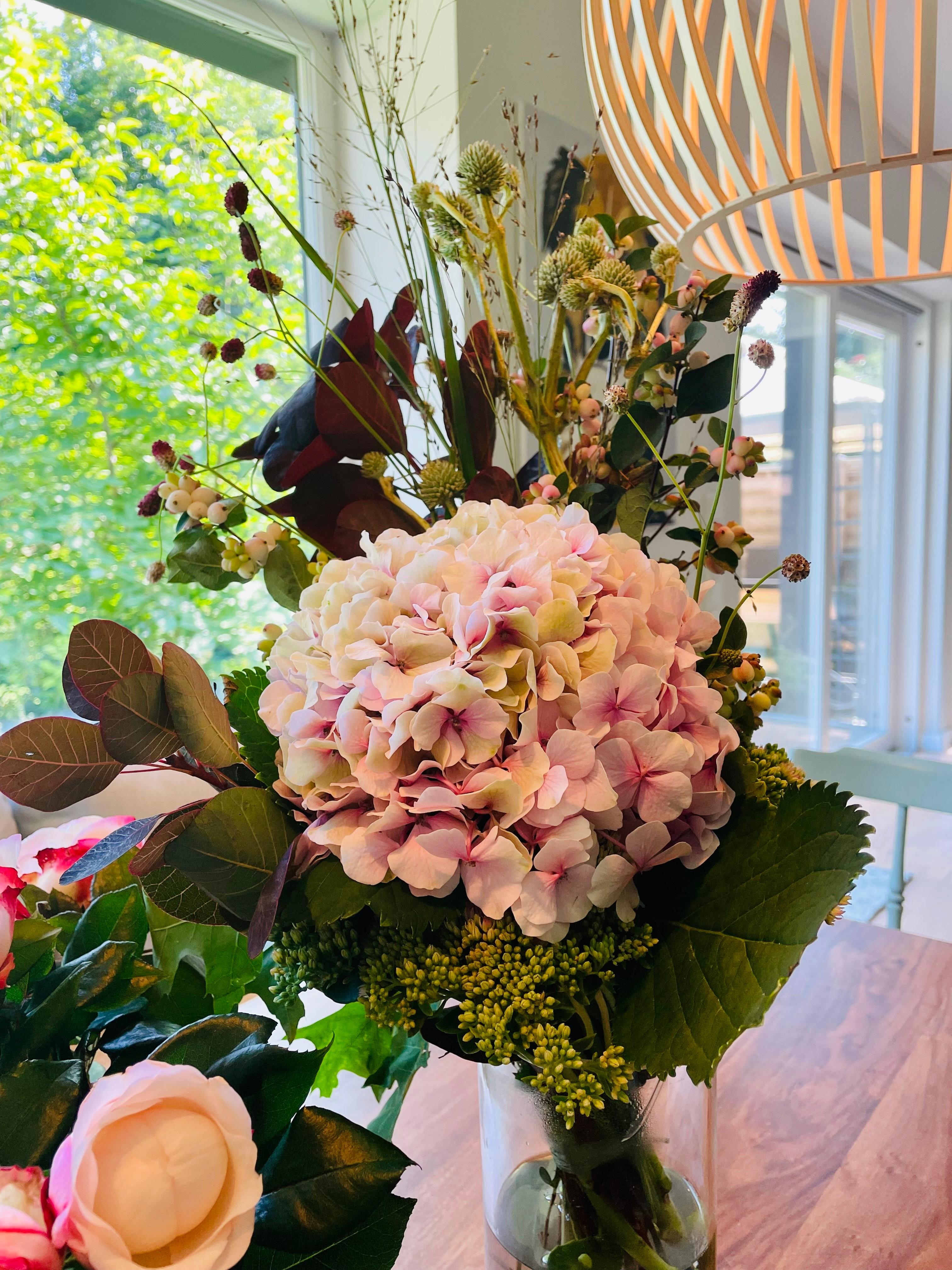 Ich mag #hortensien einfach so gerne 💛 #blumen #esszimmer #licht Welches sind eure Lieblingsblumen?