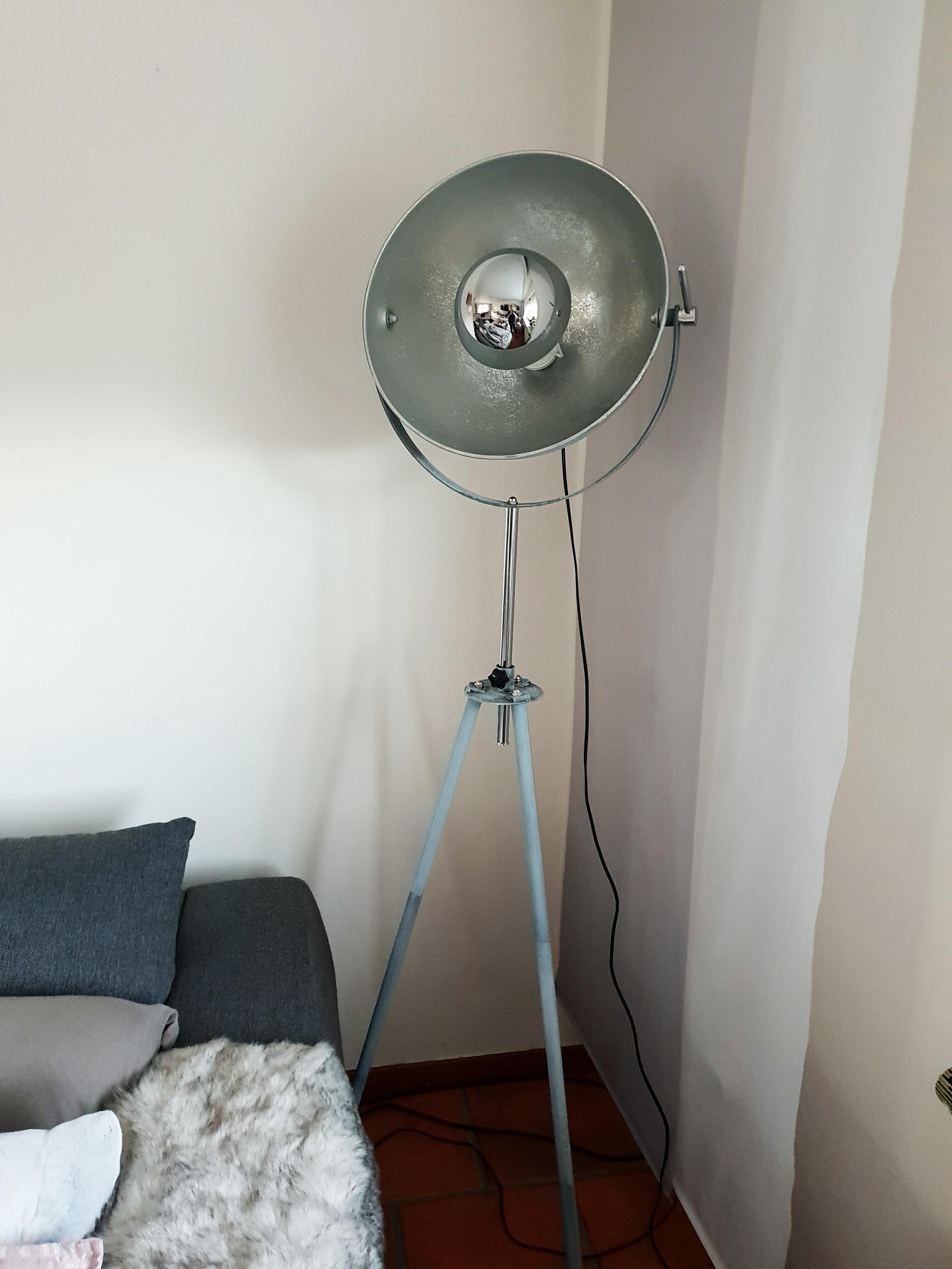 Ich mag meine neue #lampe 😊
#wohnzimmer #couch #licht #silber #grau 