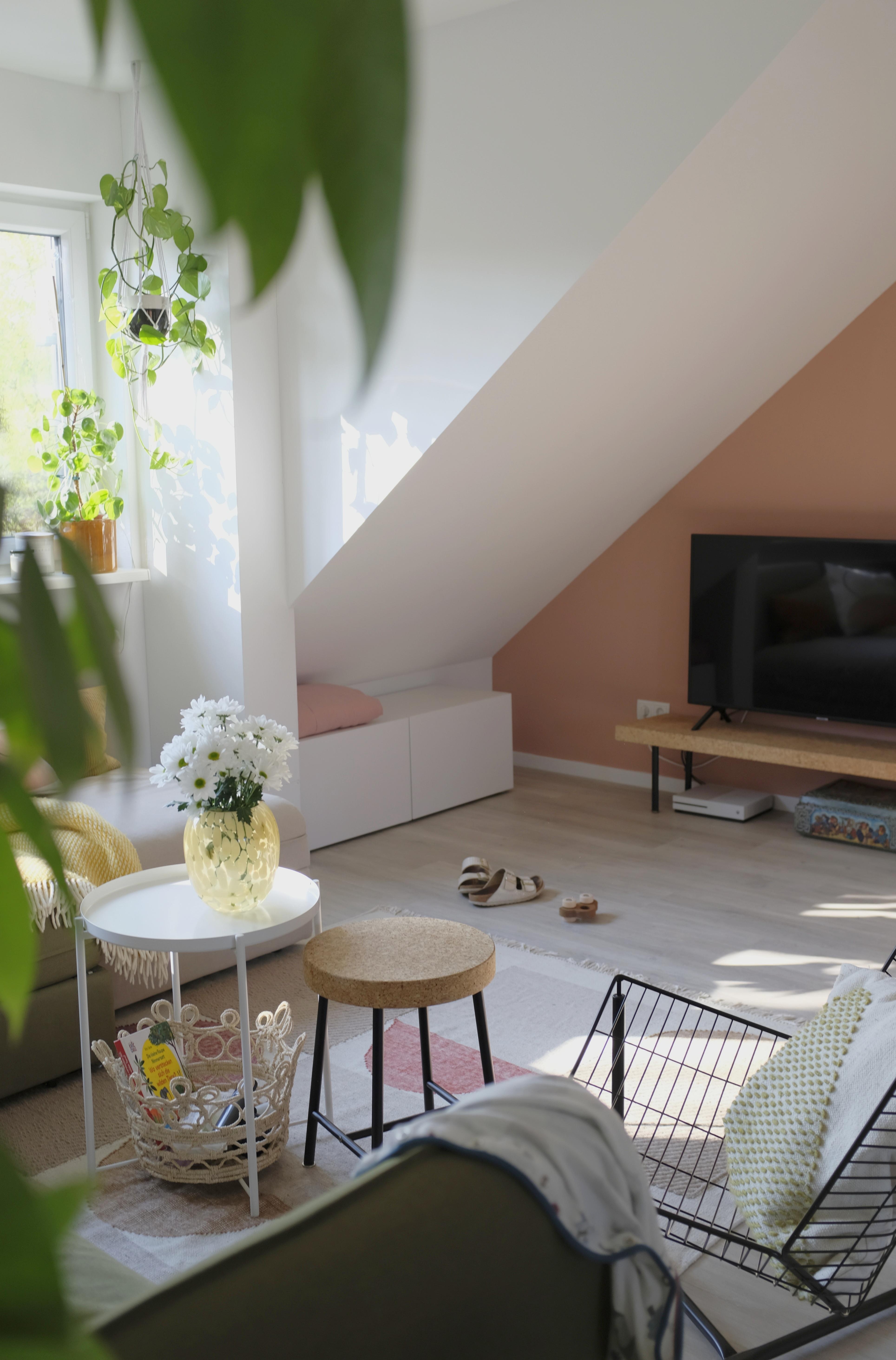 Ich mag unser #wohnzimmer 🌞 #couchstyle #couchliebt #dachschräge #couchtisch #kork #rattankorb #wandfarbe