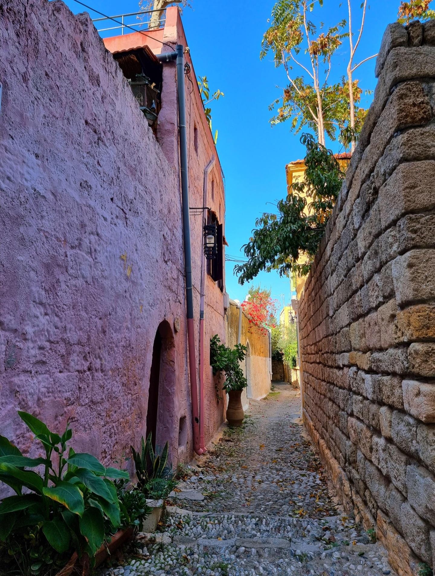 Ich träume vom #Urlaub ☀️ #Rhodos #Altstadt #Altbau #colorfulhome #vintagelove #Sommerkind #Farbenliebe 