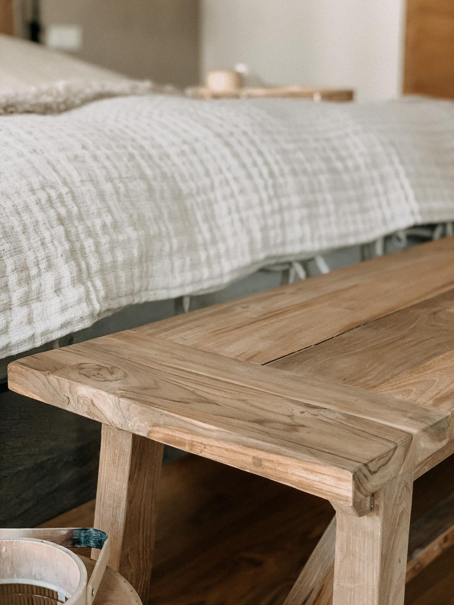 Ich wollte schon immer eine kleine Holzbank vor meinem Bett.🤎#bedroominsp #cozy