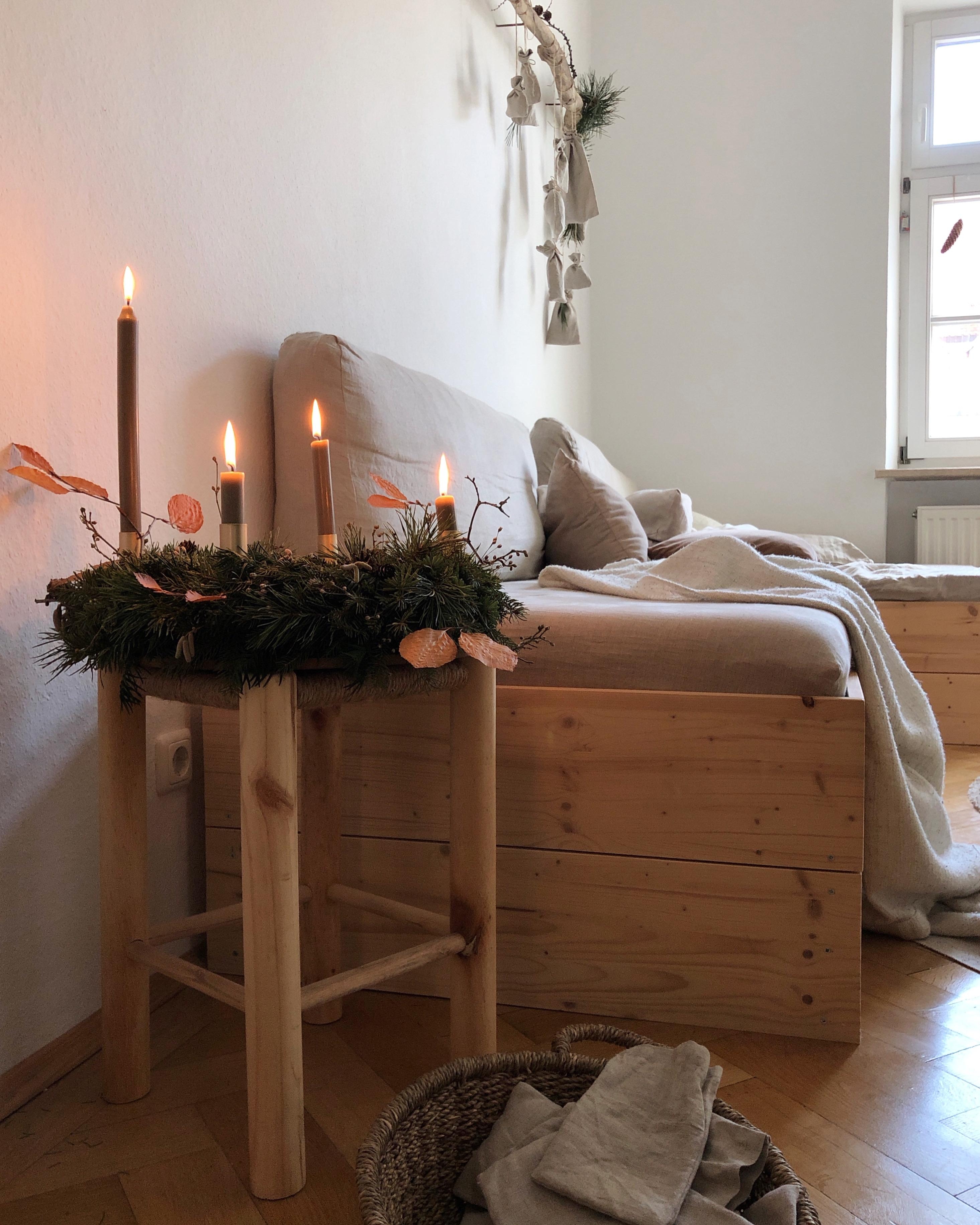 Ich wünsch euch einen schönen vierten Advent 💫. #adventskranz #gemütlich #couch #wohnzimmer #weihnachtsdeko 