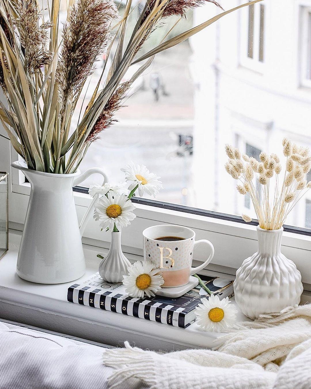 Ich wünsche euch einen fabelhaften ersten #Kaffee am Morgen. ☕️🌾 #fenster #deko #blumen #blumenliebe #vase #vasen #home