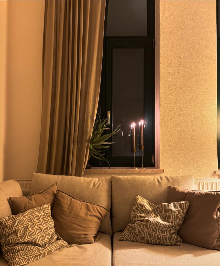 Ich würd‘ gern mit dir in ner Altbauwohnung woh‘n 🤎
#altbauwohnung #candles #wohnzimmer #ikea #soederhamn #couch #livingroom 