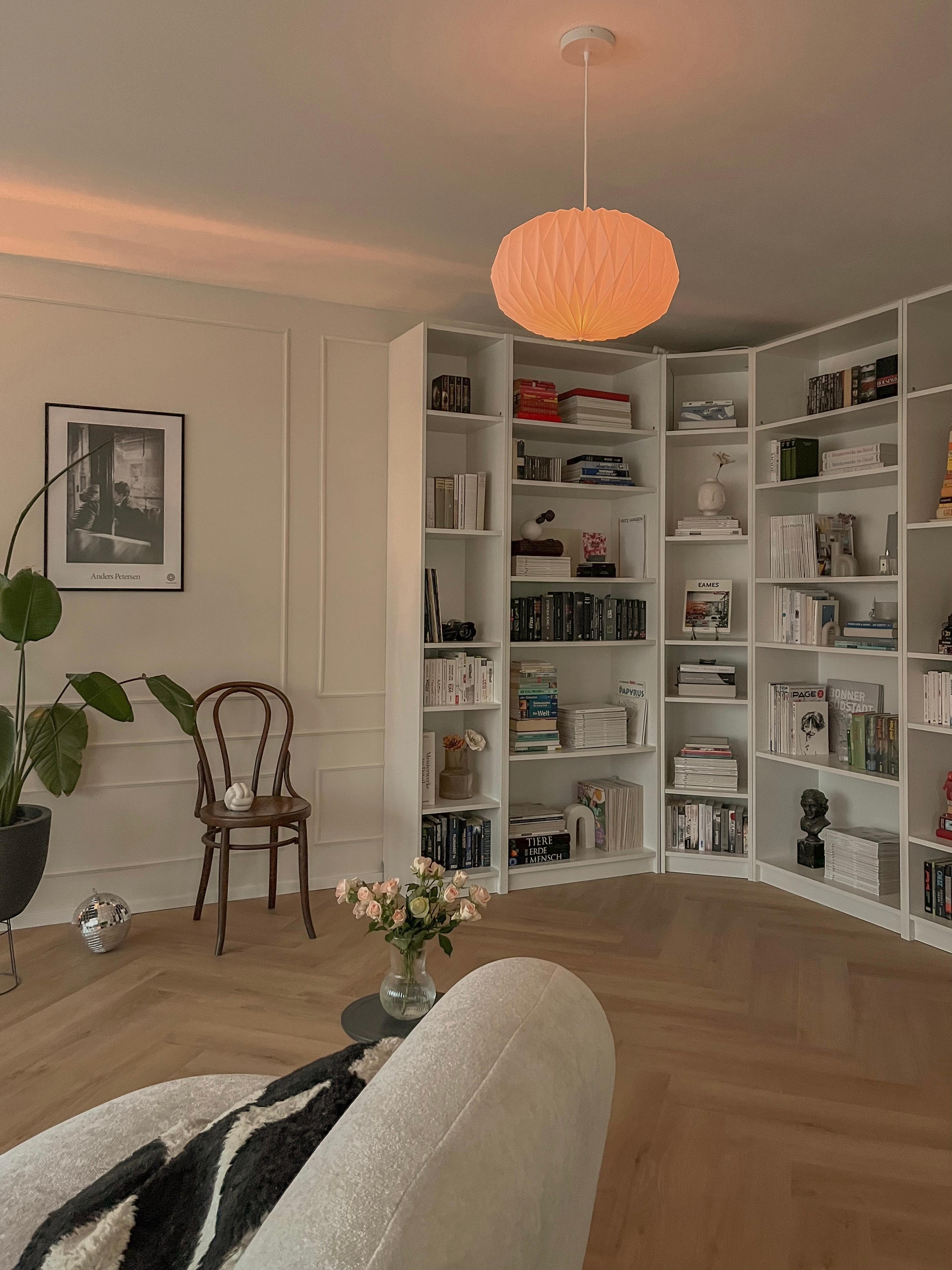 Ikea Billy Bücherecke 📚 #bücherwand #bücherecke #bücherregal #ikea #billy #leseecke #sessel #lichter #licht #beleuchtung #wohnzimmer #wohnraum