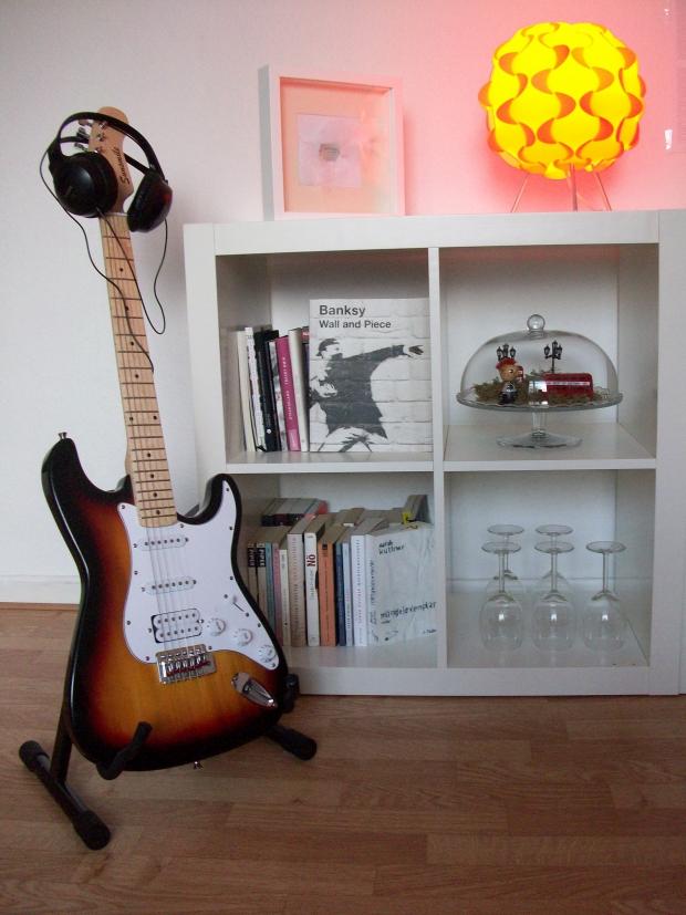 Ikea-Regale ... mit Ikea-Lampe, Büchern, Mitbringseln aus London und E-Gitarre #homestory