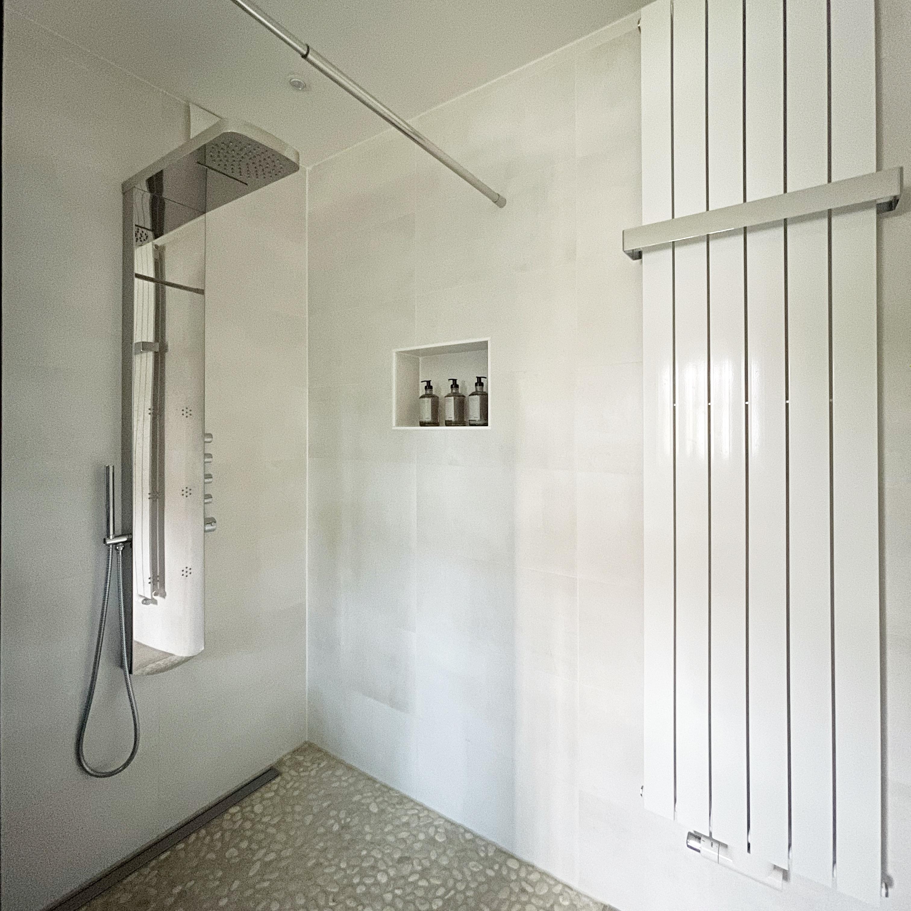 Im Bad mögen wir es minimalistisch. #badezimmer #bathroom #dusche #minimalismus