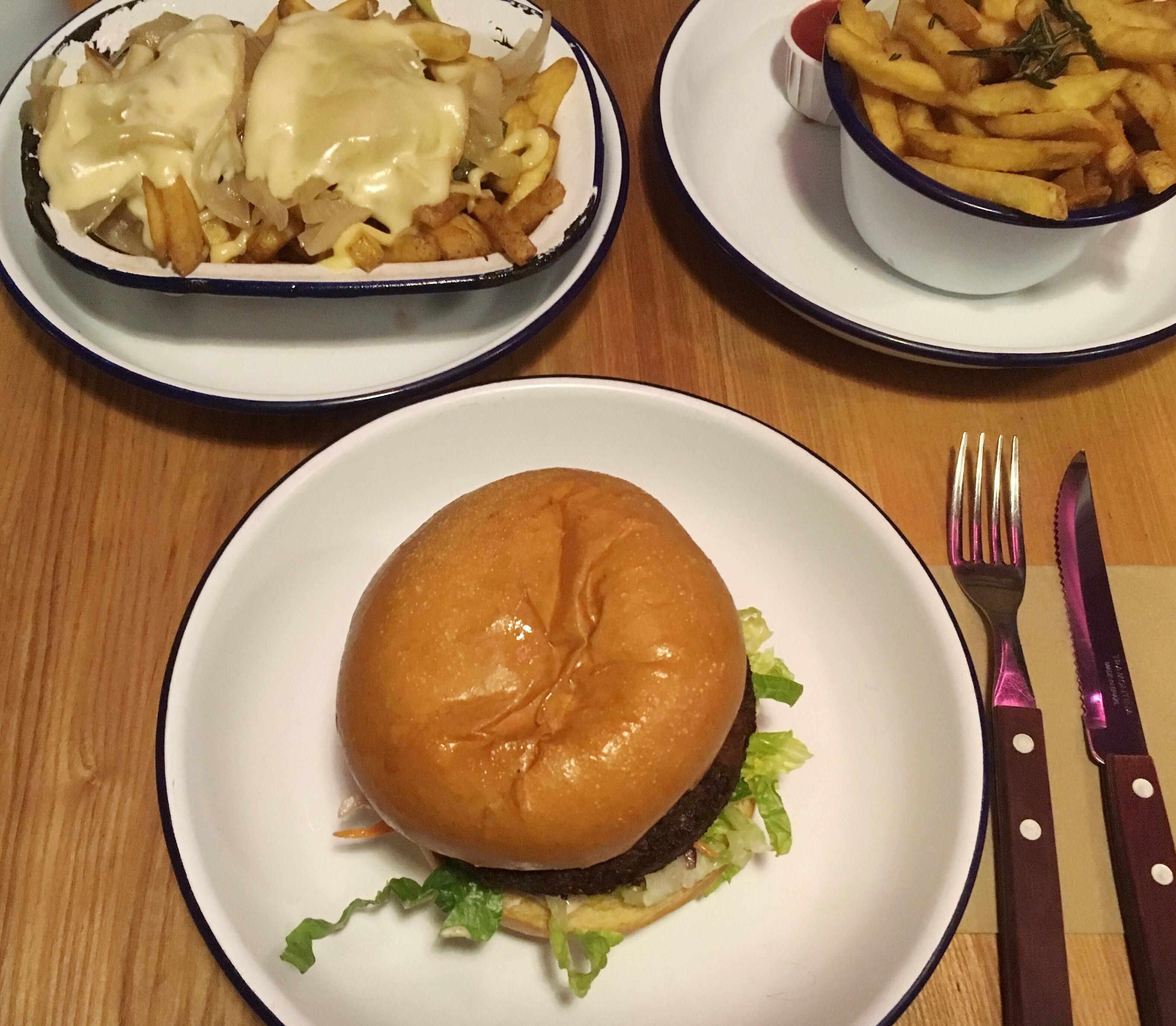 im frittenhimmel! 🍟es ist wieder #fastfoodfriday #hamburger #pommes #veggie #raclettepommes