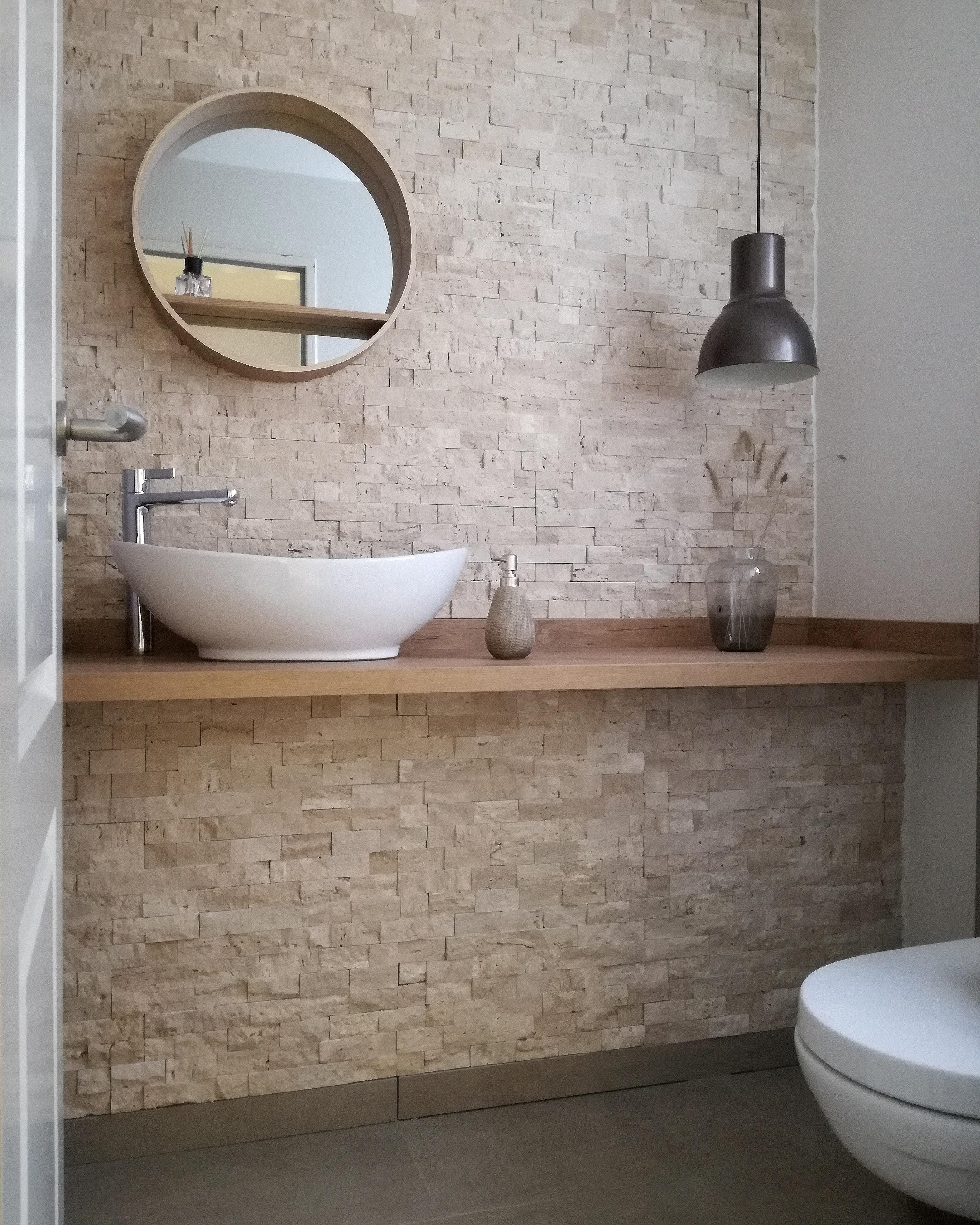 Im #GästeWc haben wir an einer Wand #Naturstein. Der #Waschtisch ist eine Arbeitsplatte in Holzoptik 🖤 #bad #badezimmer