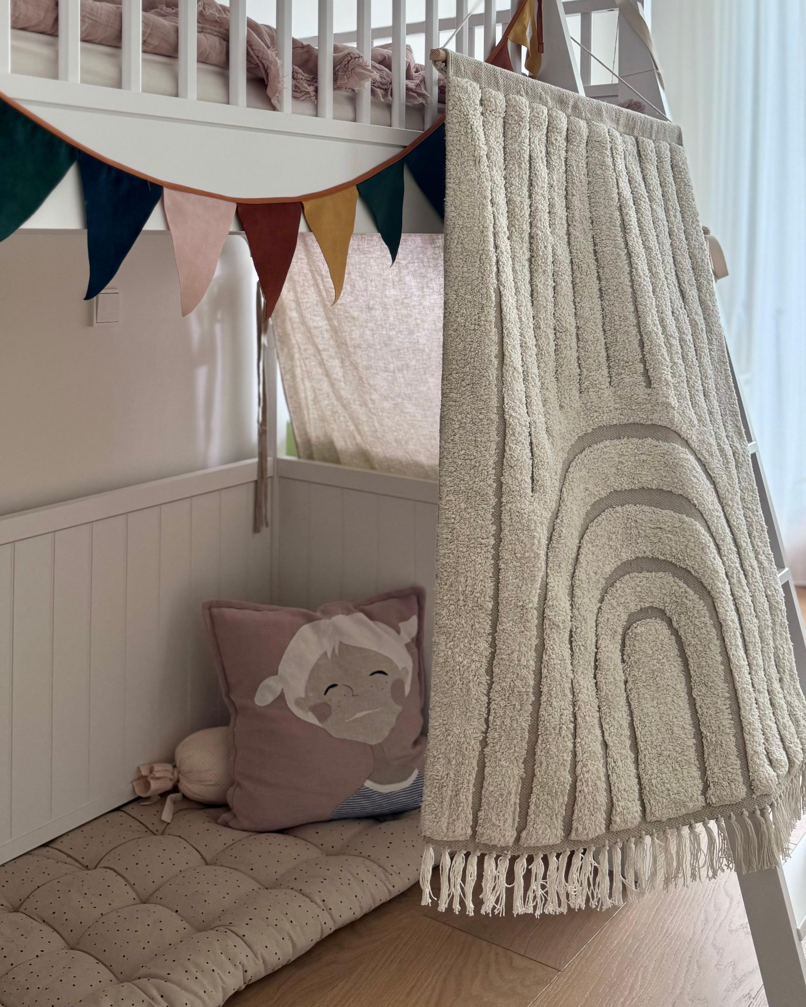 Im Kinderzimmer zieht ein neuer Wandteppich ein

#wandteppich #wandbehang #kinderzimmer #hygge #kissen #hochbett 