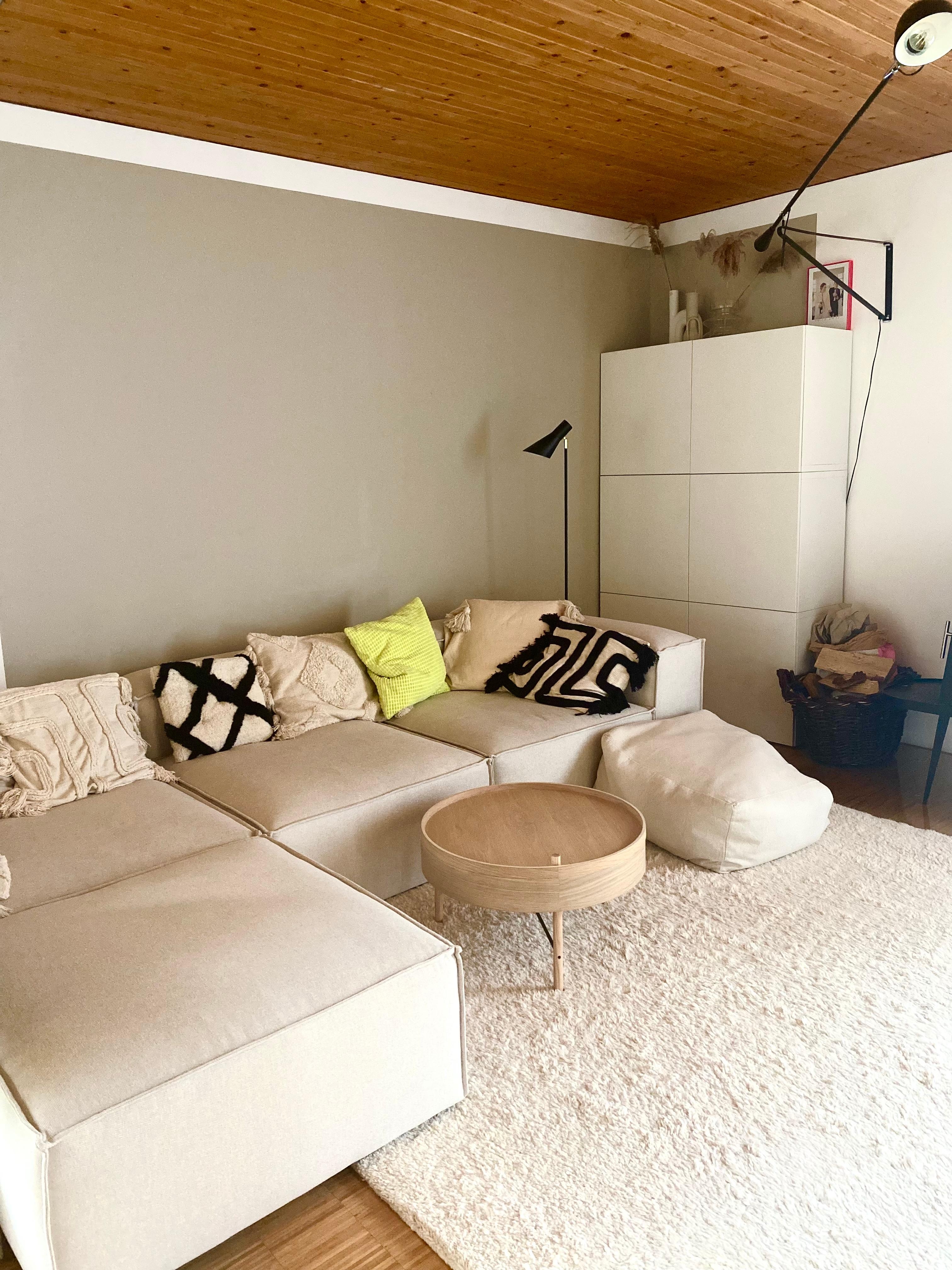 Im Moment lieben wir monochrome Naturtöne im #wohnzimmer mit ein paar einzelnen Neon-Farbklecksen ♥️#livingchallenge