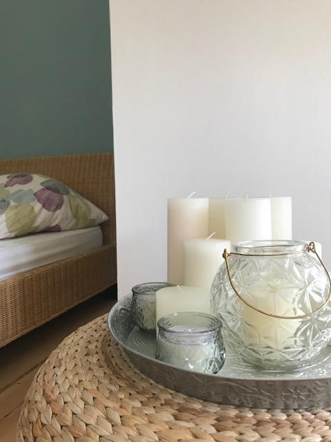 Im Schlafzimmer darf ́s ruhig etwas romantisch sein. #bedroom #bedtimestories #rattan #schlafzimmer #bed #candles 