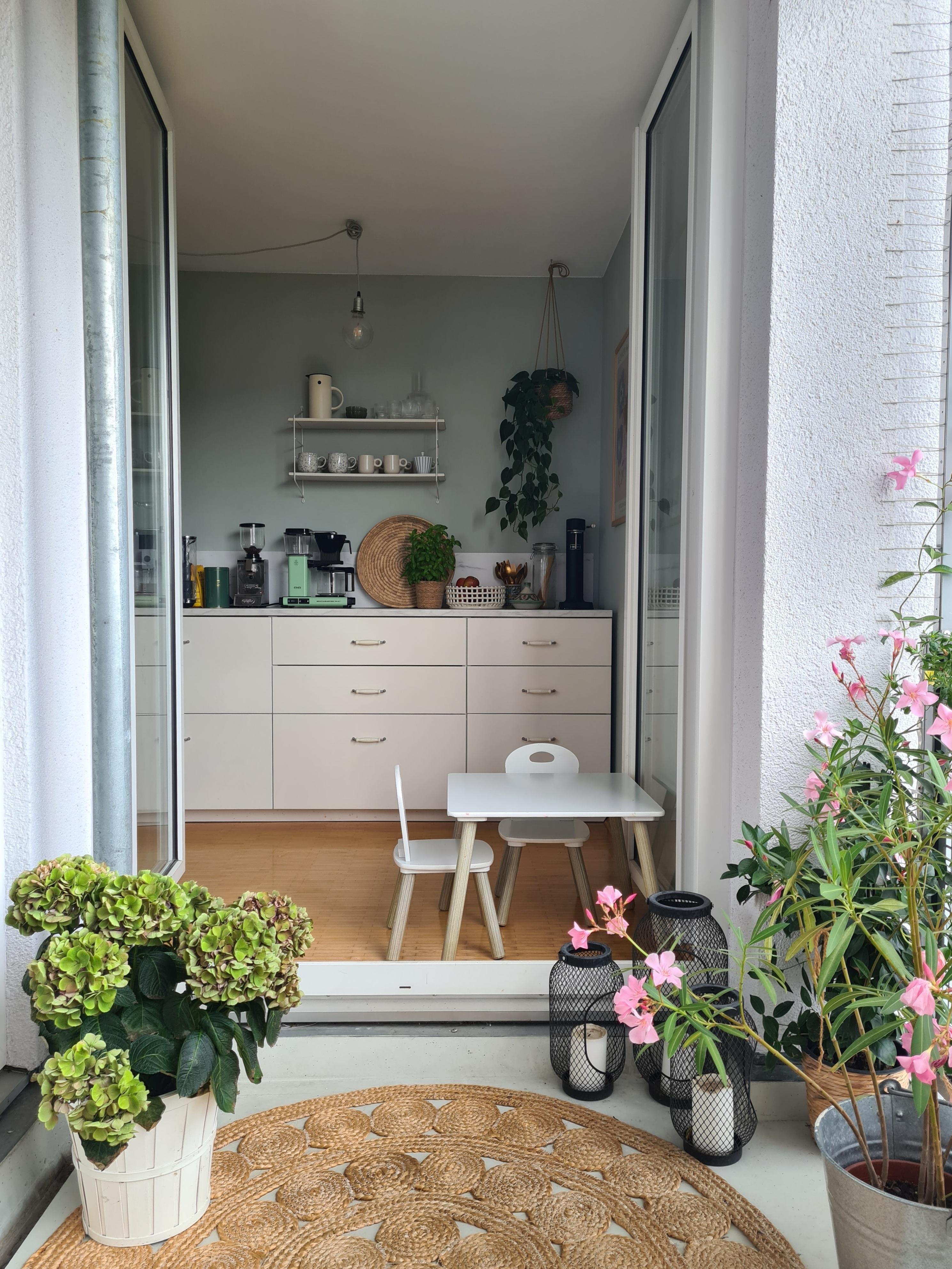 Im Sommer haben wir ein Zimmer mehr 🙌 #outdoorwohnzimmer #balkon #balkonien #balkonpflanzen #outdoorteppich #kleineküche 