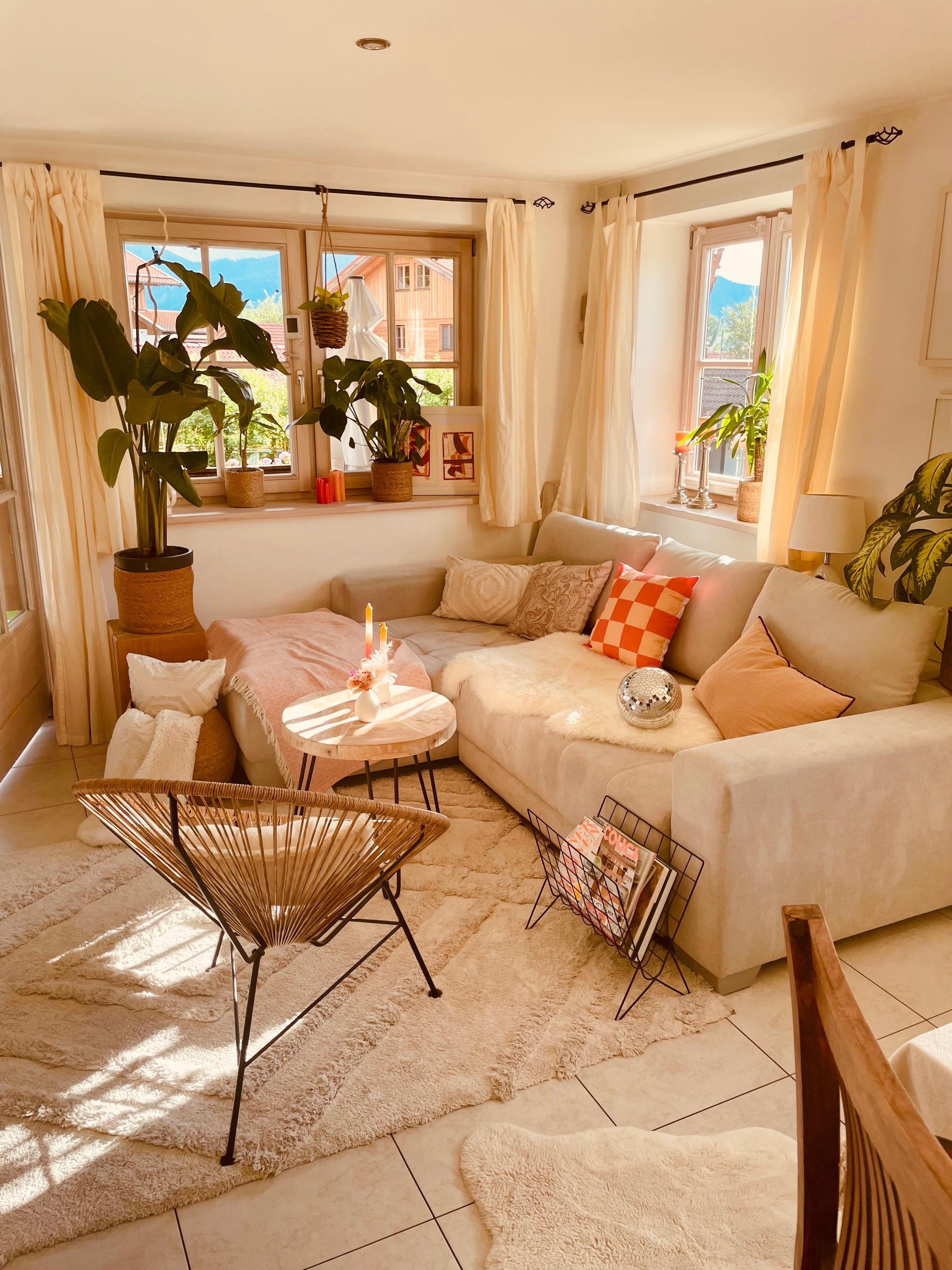 Im #wohnzimmer fühle ich mich mit Pfirsich- und Erdbeertönen am wohlsten. #pastell #couch #farbe #gemütlich #warmefarben 