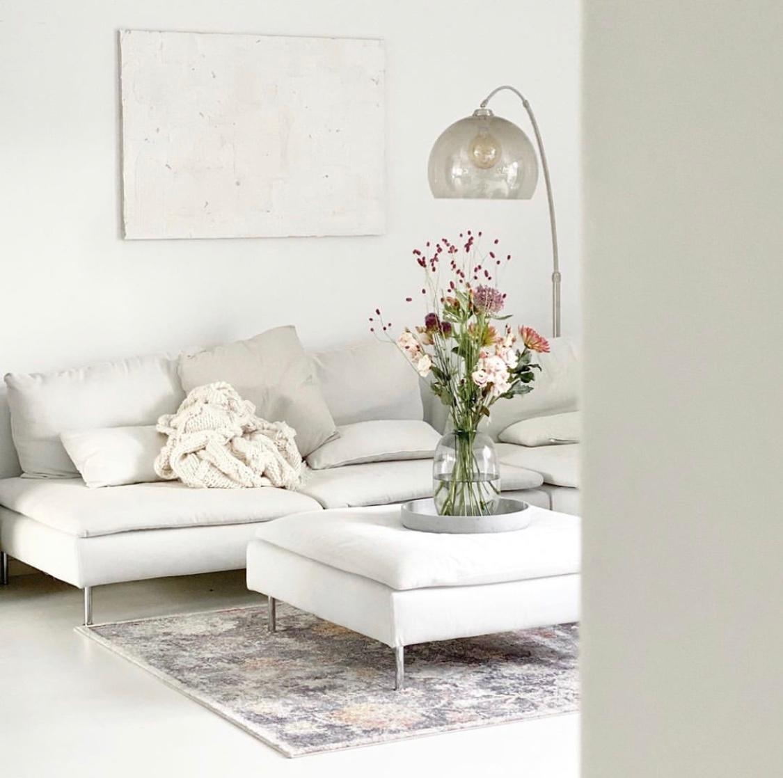 Im #Wohnzimmer mögen wir es hell und #minimalistisch. Frische Blumen sind hier der perfekte Farbtupfer!