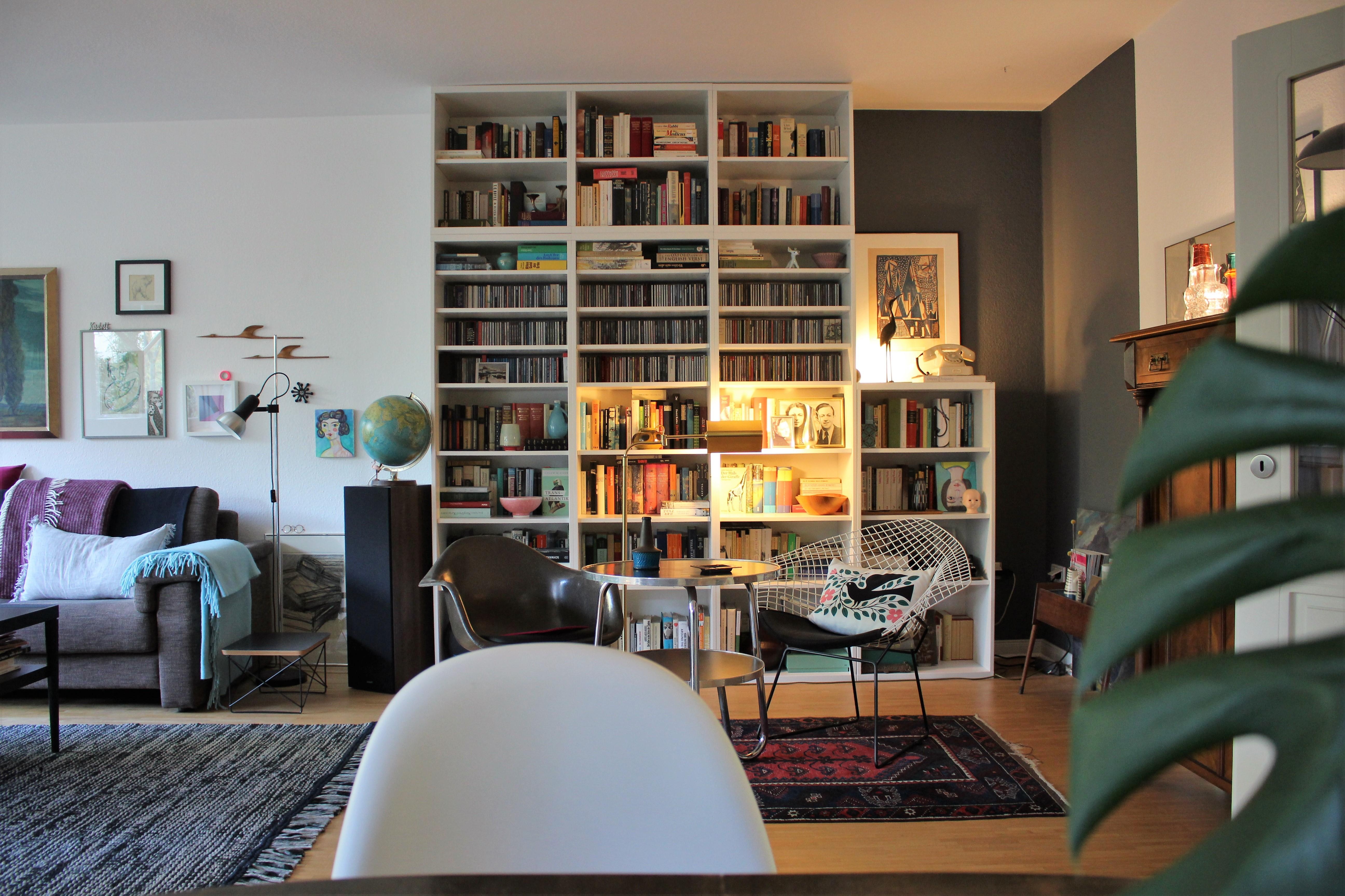Im Wohnzimmer
#Wohnzimmer#Bücherregal
#Leseecke #Designklassiker
#Orientteppich #Teppich #Globus #Kunst