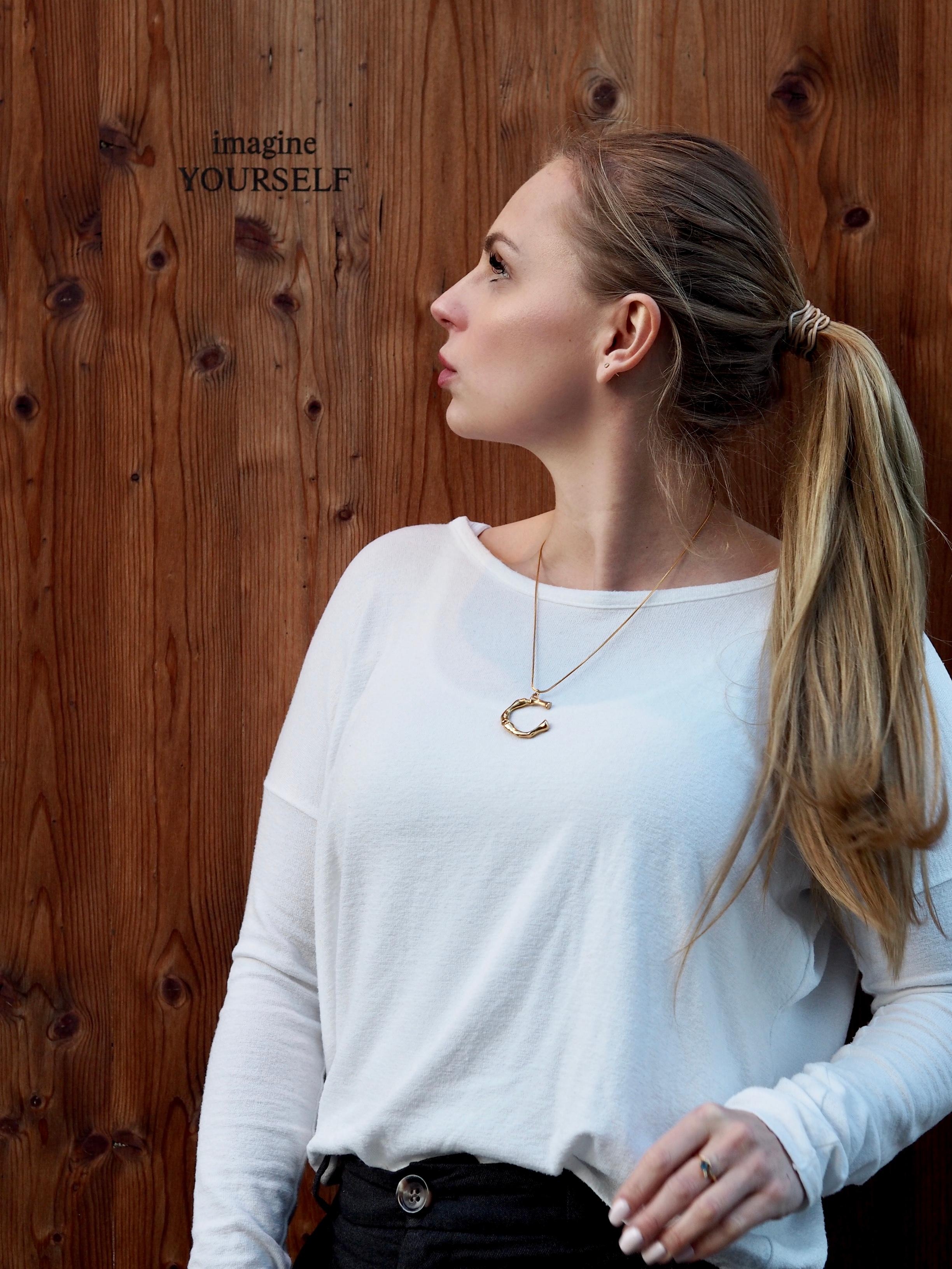 Imagine Yourself 😉 #chloe #accessoires #schmuck #kette #pferdeschwanz #pullover 