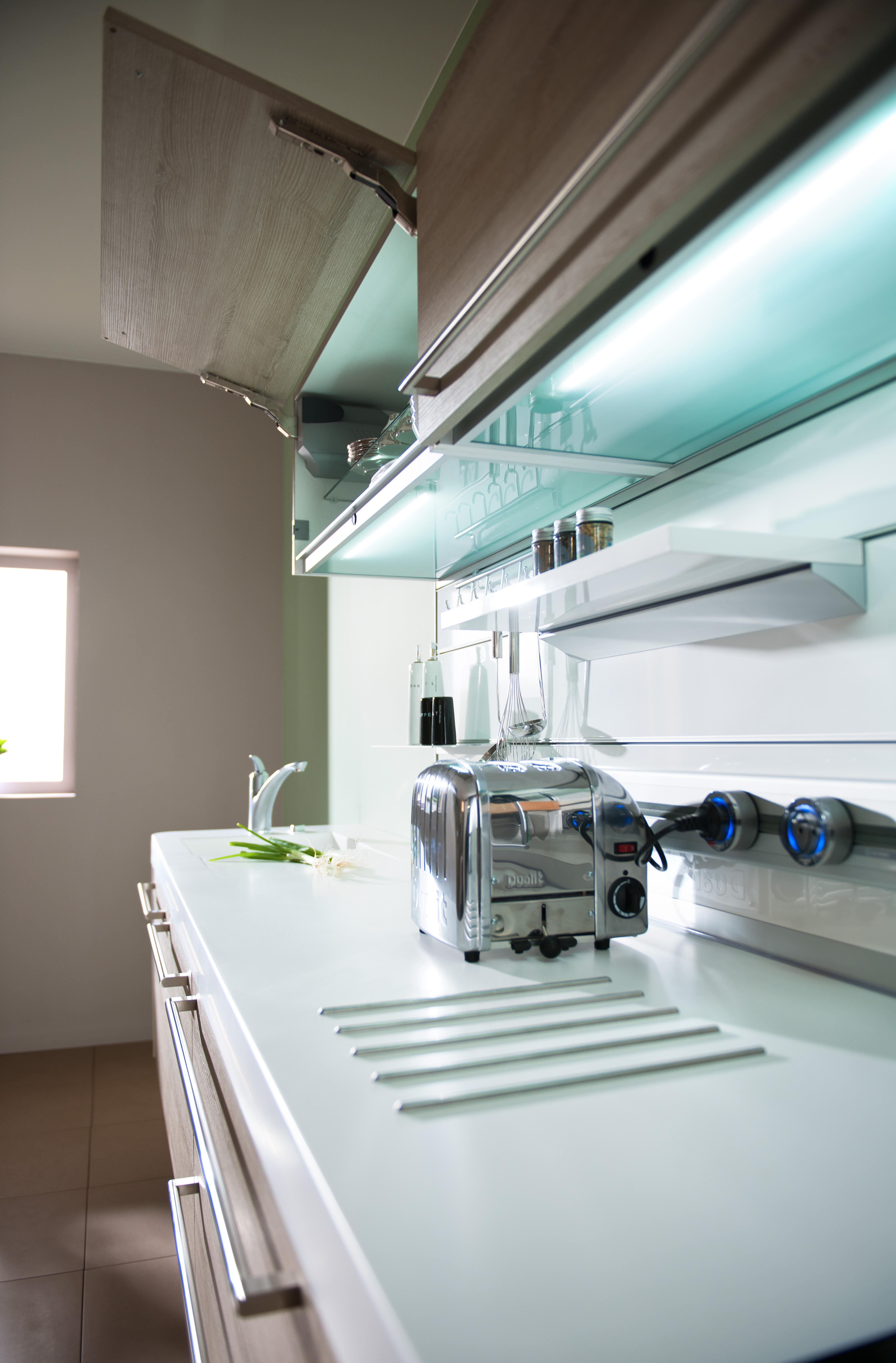 Immer mehr Küchengeräte? Lösung: Clevere Relingsysteme mit modernen Energie- und Steckdosenmanagement. 