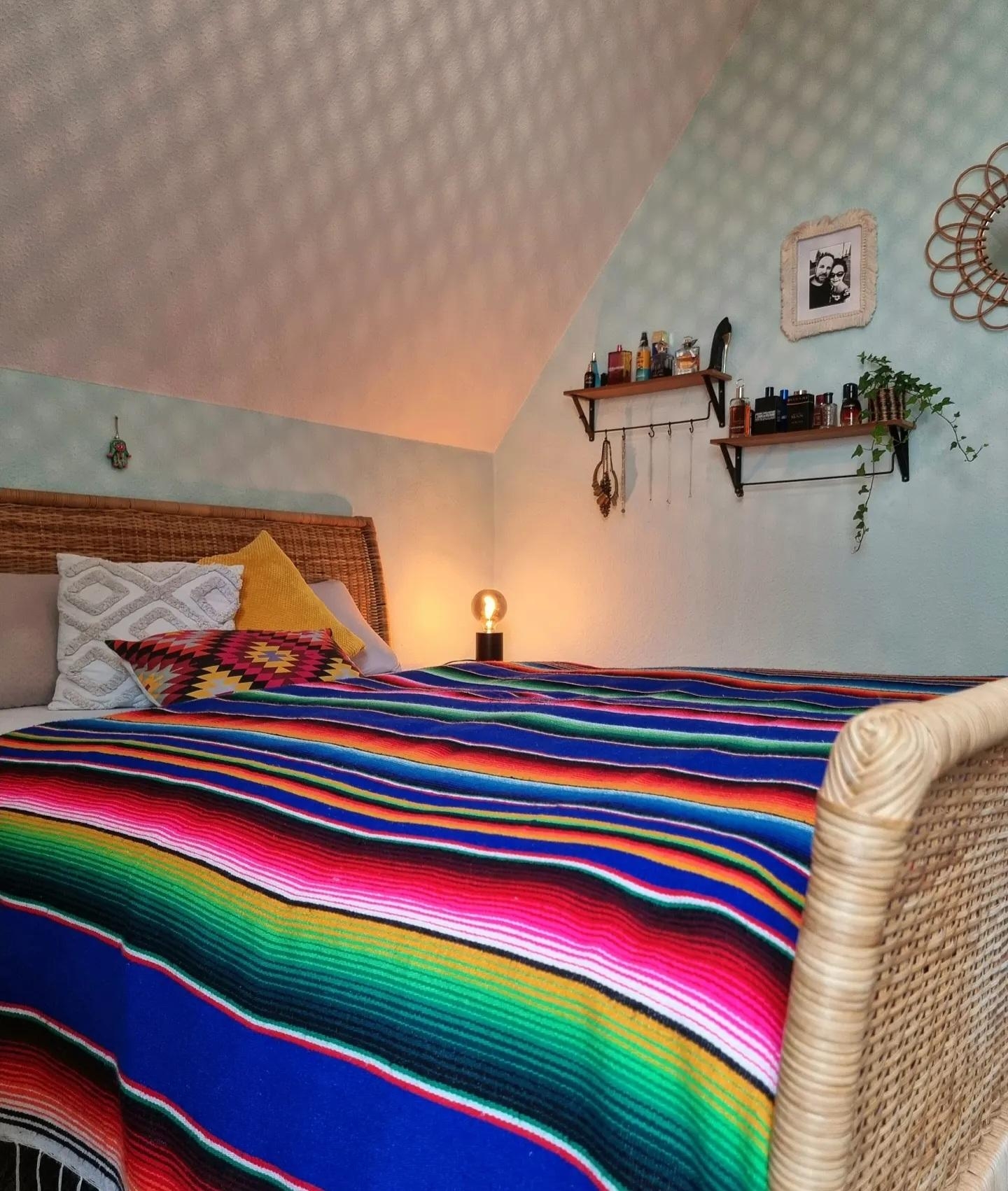 Immer noch in den #Bettüberwurf verliebt💙 #Schlafzimmer #cozy #Rattan #Dachschräge #ethno #boho #hygge #Wandgestaltung