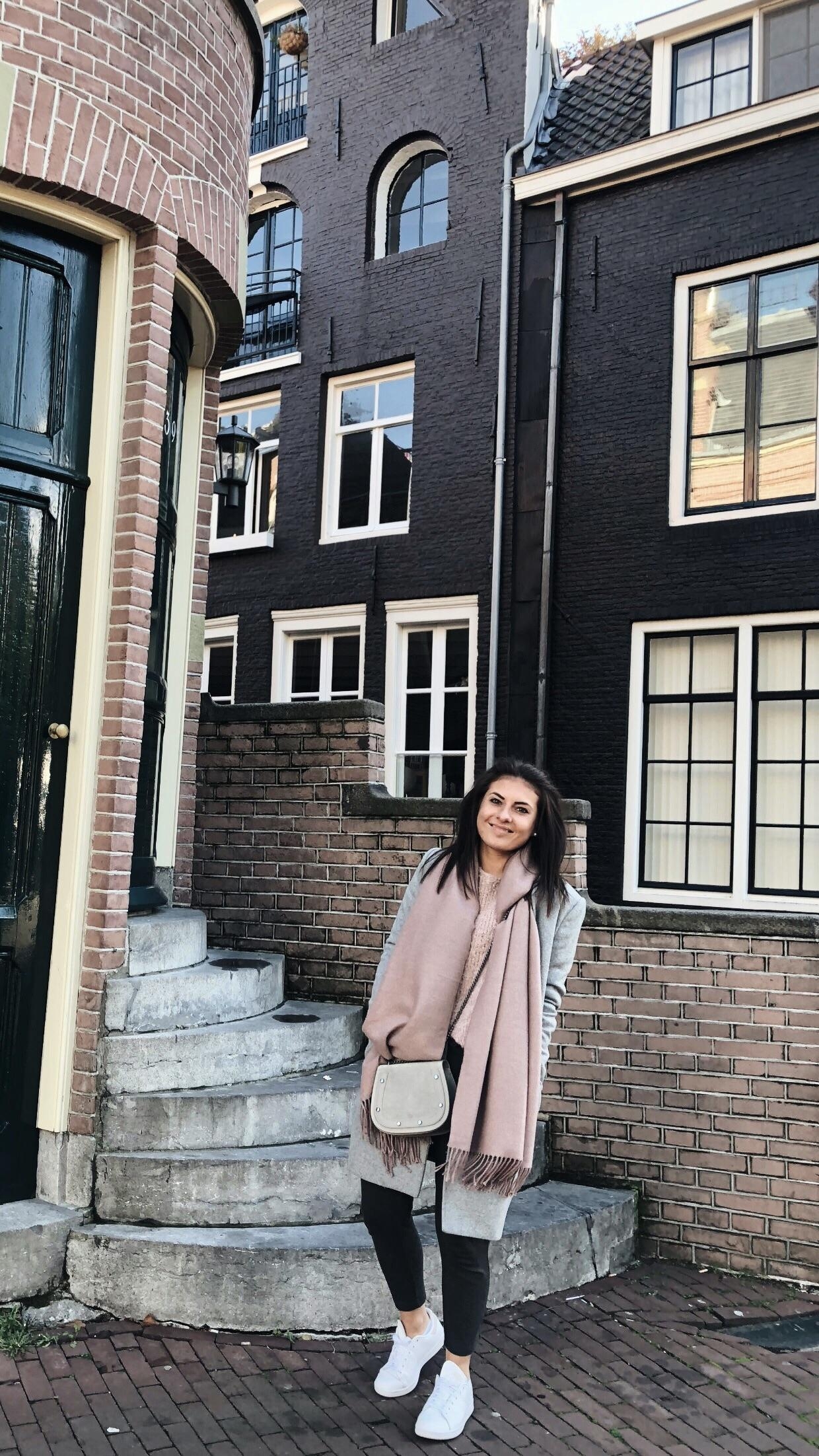 immer wieder verliebt in die kleinen Grachten in Amsterdam #amsterdam #visitamsterdam #fashioncrush #couchliebt 