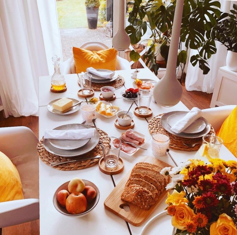 Immerwieder Sonntags, wir lieben es auch am Tisch gemütlich #gedecktertisch #cozy #gemütlich #frühstück #deko #esstisch 