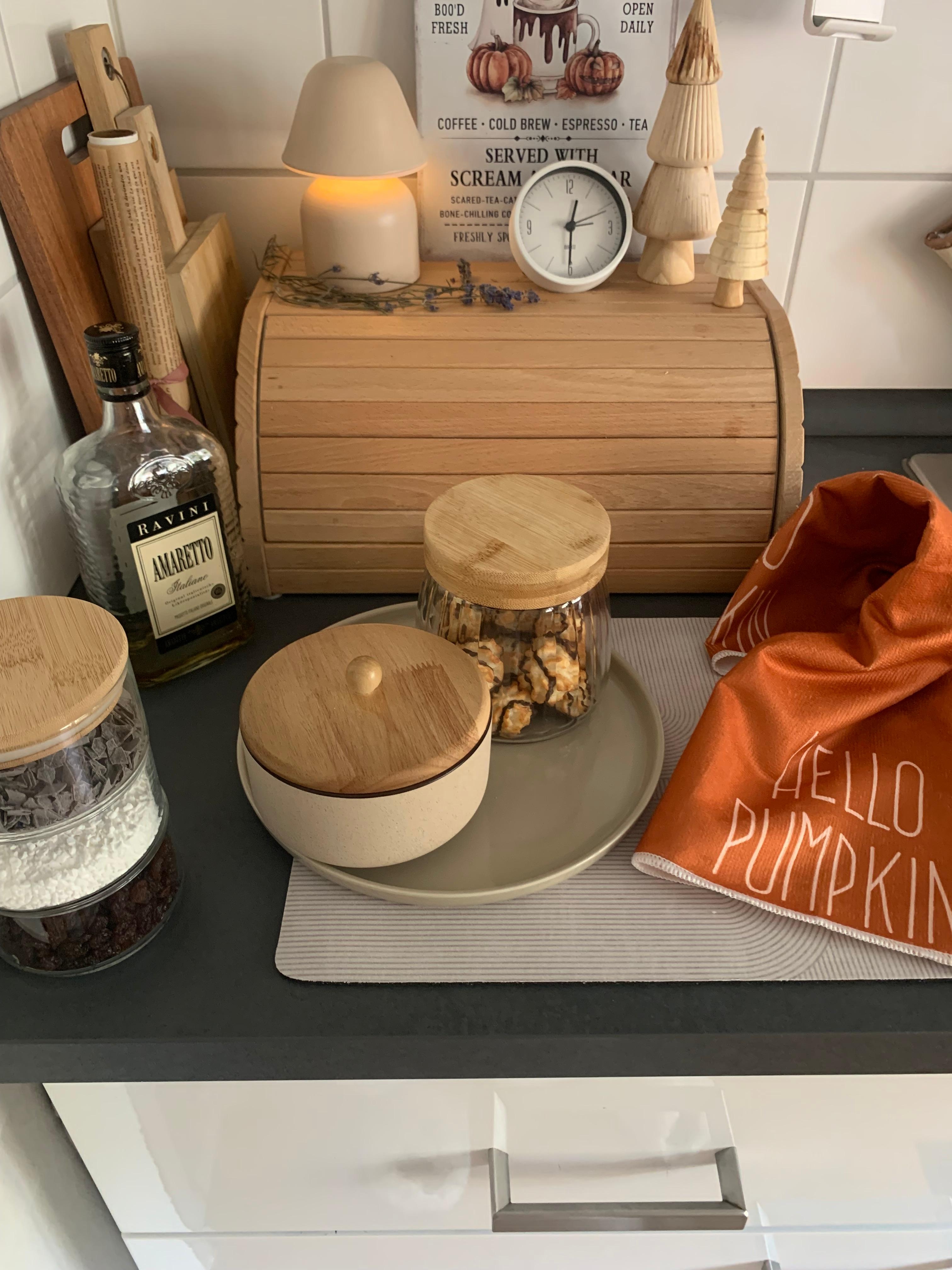 In der Küche 
🤎🍂
#herbstlich #küche #food #holz #tischset #porzellan #glas #cozy 