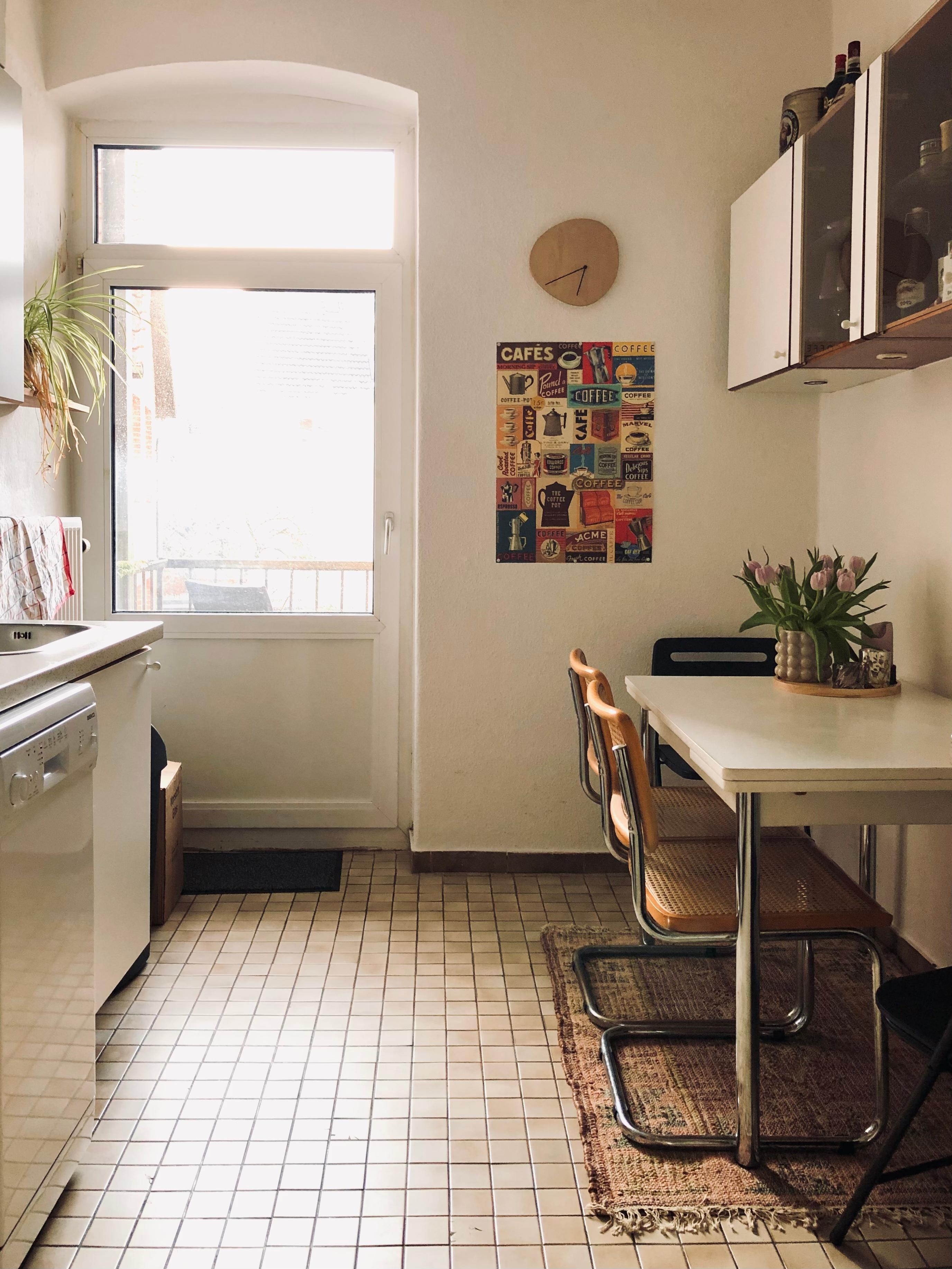 In der Küche ist ein kleiner aber feiner Teppich eingezogen 🥰
#altbauküche #newrug #tulpenzumwochenende 