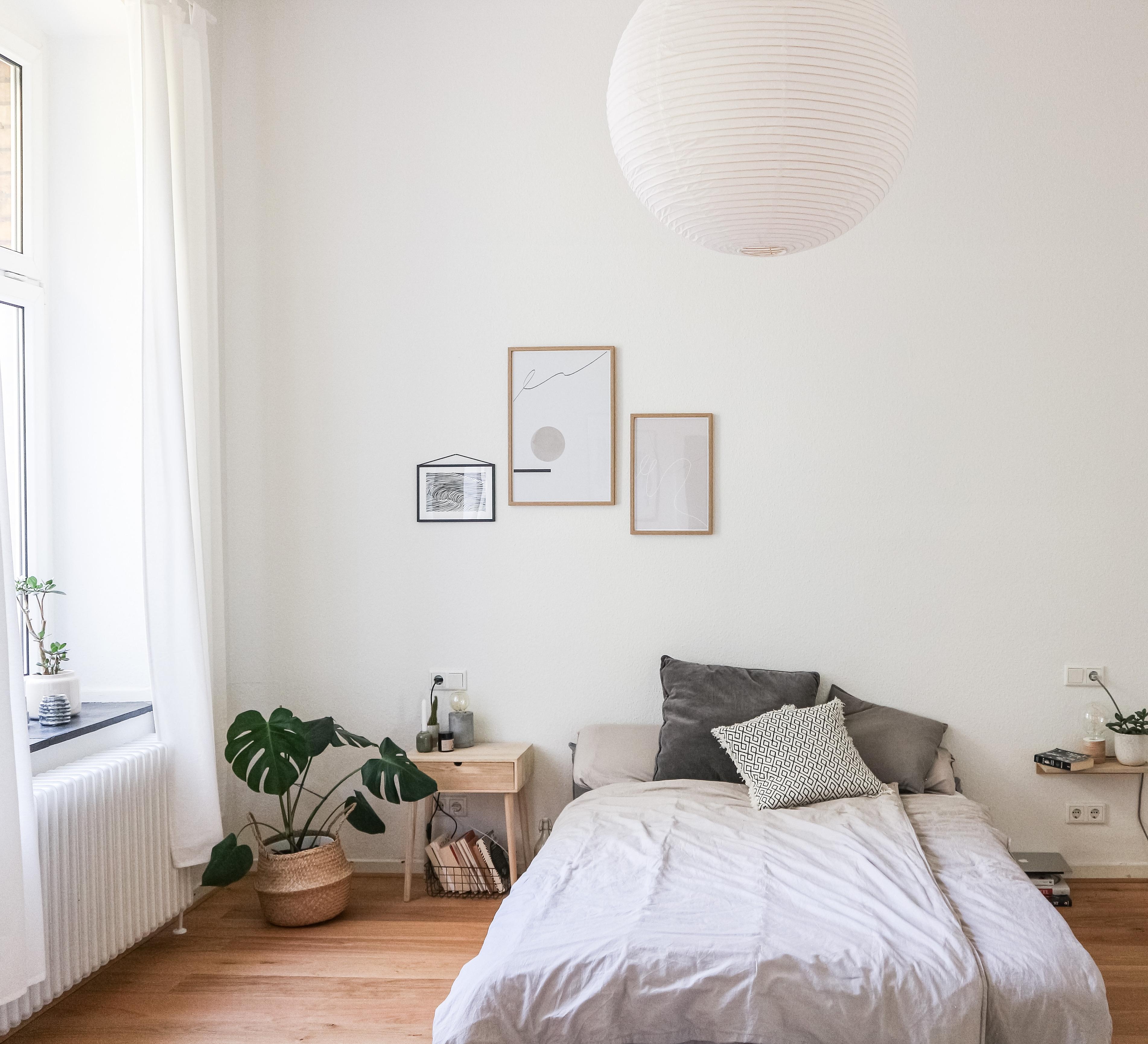 In die Rice Paper Lamp von HAY hab ich mich direkt verliebt 😍 
#bedroom #interior #haydesign #schlafzimmerinspo #plants