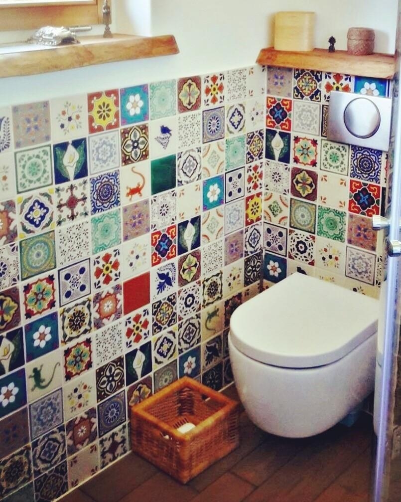In diesem #Bad mit mexikanischen Fliesen wird es nie langweilig :) 
#bunt #fliesen #gemustert #patchwork #badezimmer 