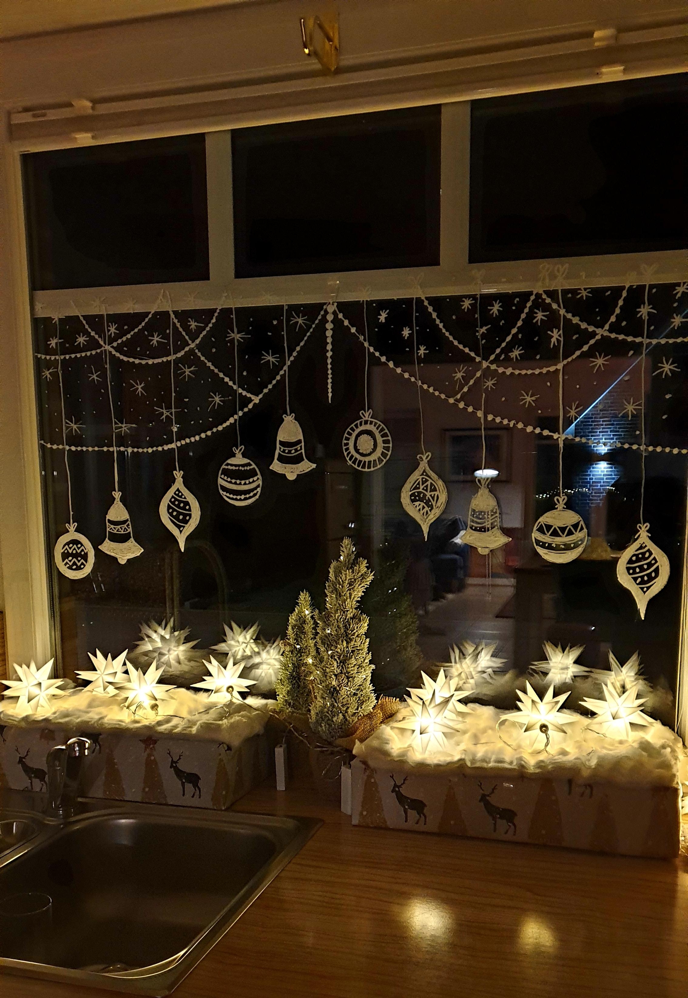 In diesem Jahr habe ich unser Fenster mal selbst bemalt . #DIY #FenstermitKreidebemalen #Weihnachtsdeko 