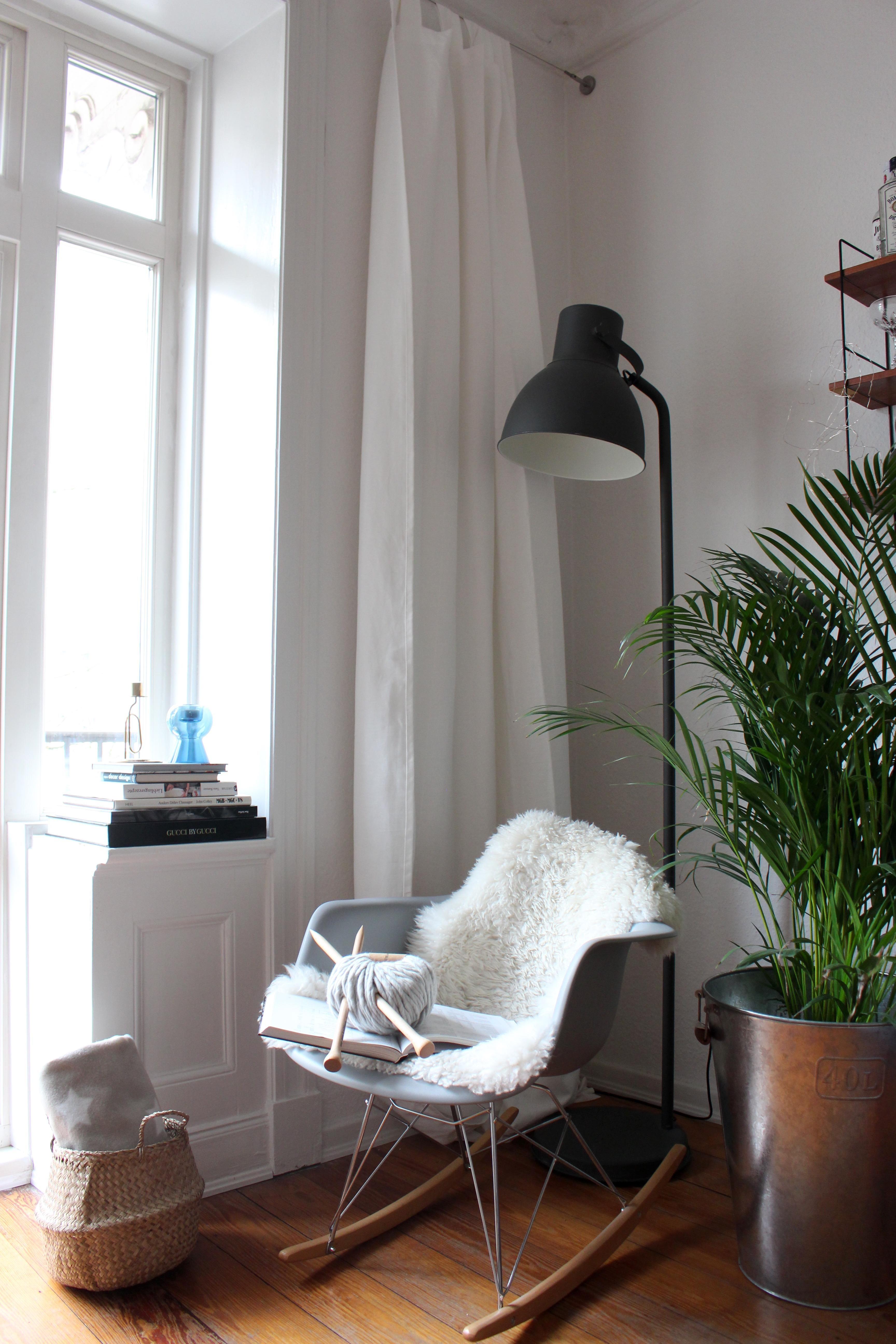 In diesem #Schaukelstuhl machen wir es uns liebend gerne bequem.☕️
#couchliebt #skandistyle #altbau #pflanzen #cozy 