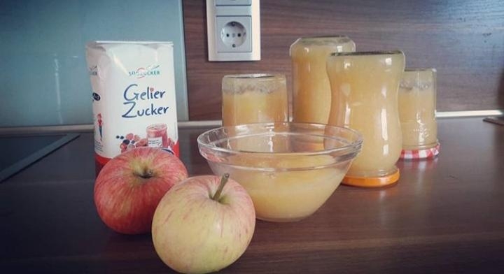 In diesem Sommer habe ich viele Äpfel bekommen. Da habe ich ein Teil davon in Marmelade verarbeitet.
#Äpfel
#Marmelade
#Leckerschmecker