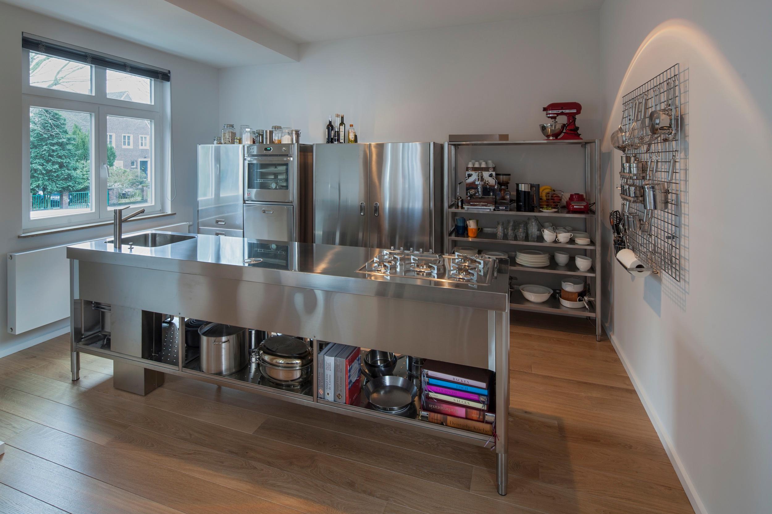 In Edelstahl kochen #küche #küchenregal #edelstahlküchenzeile #edelstahlküche ©POPO GmbH