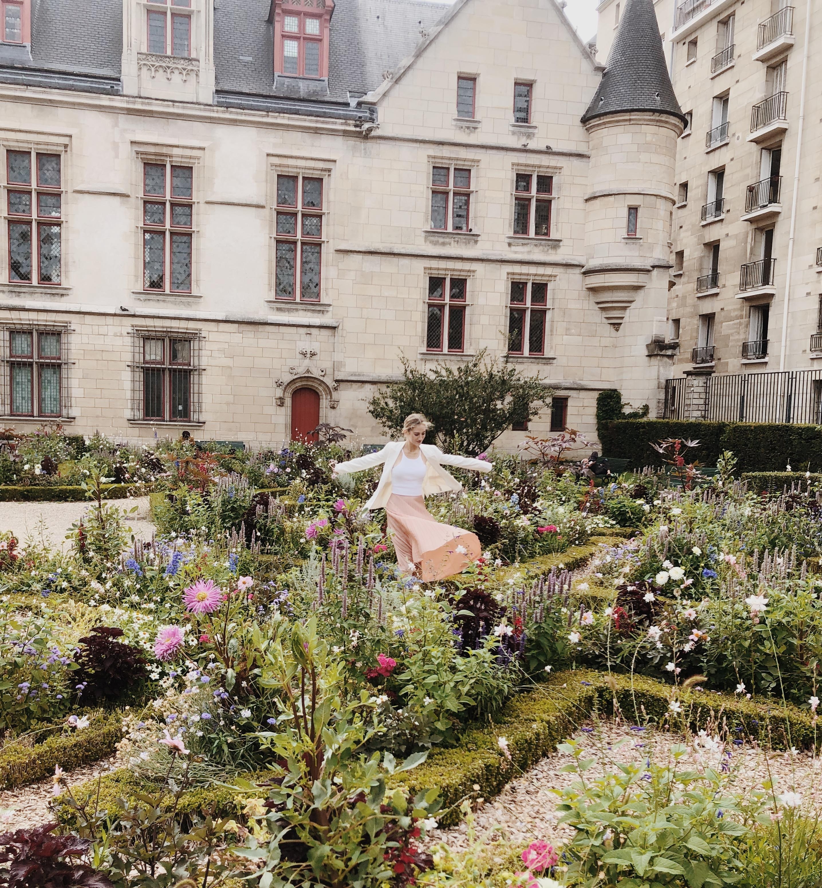 In einem wunderschönen Jardin mitten in Paris 🌿 #aquietstyle #outfitinspo #mybeigelife #helloparis #salutparis #jardin