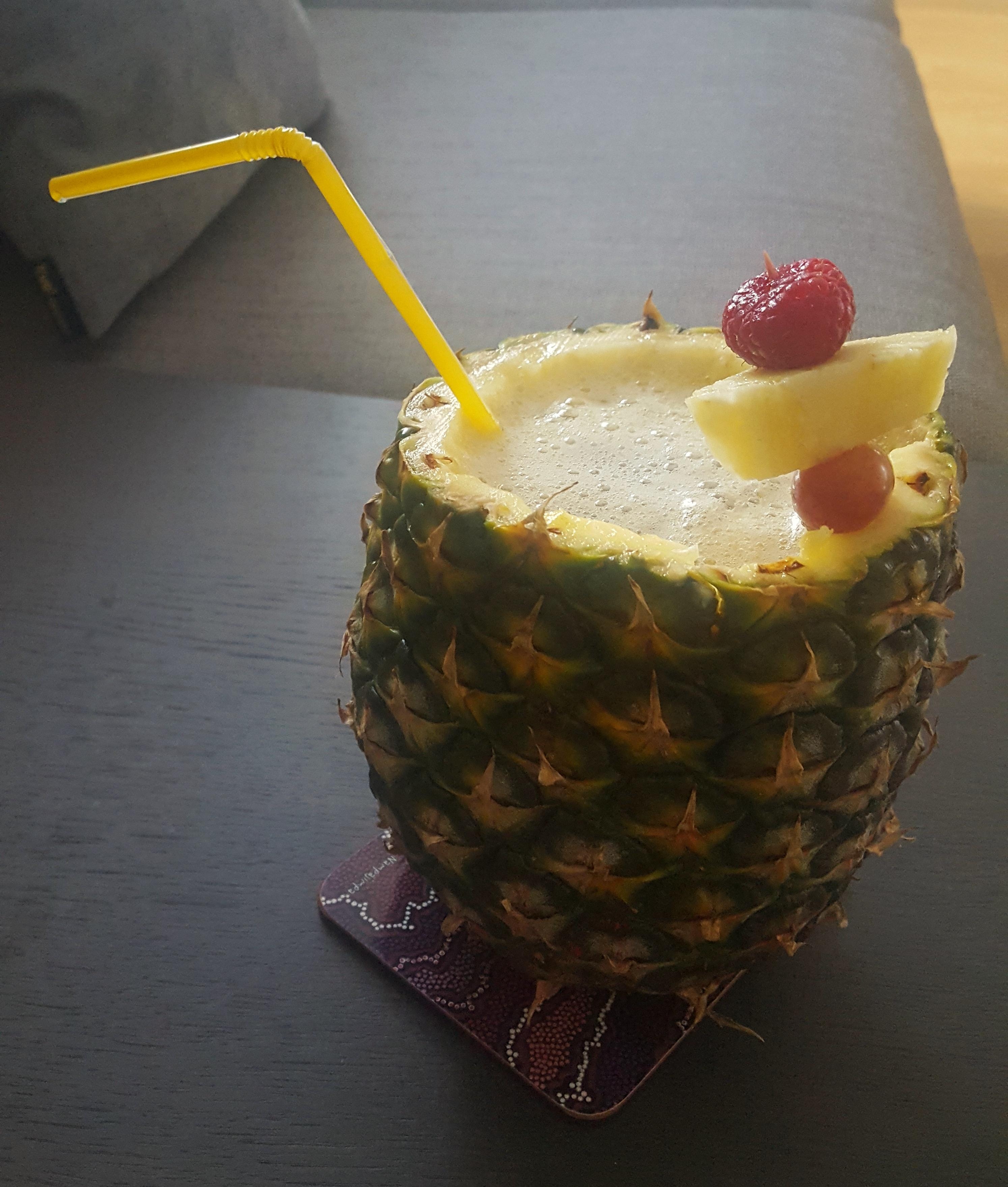 In freudiger Erwartung auf den Sommer- ein unglaublich leckerer Josiah's Bay Float- Cocktail! #missingsummer #pineapple 