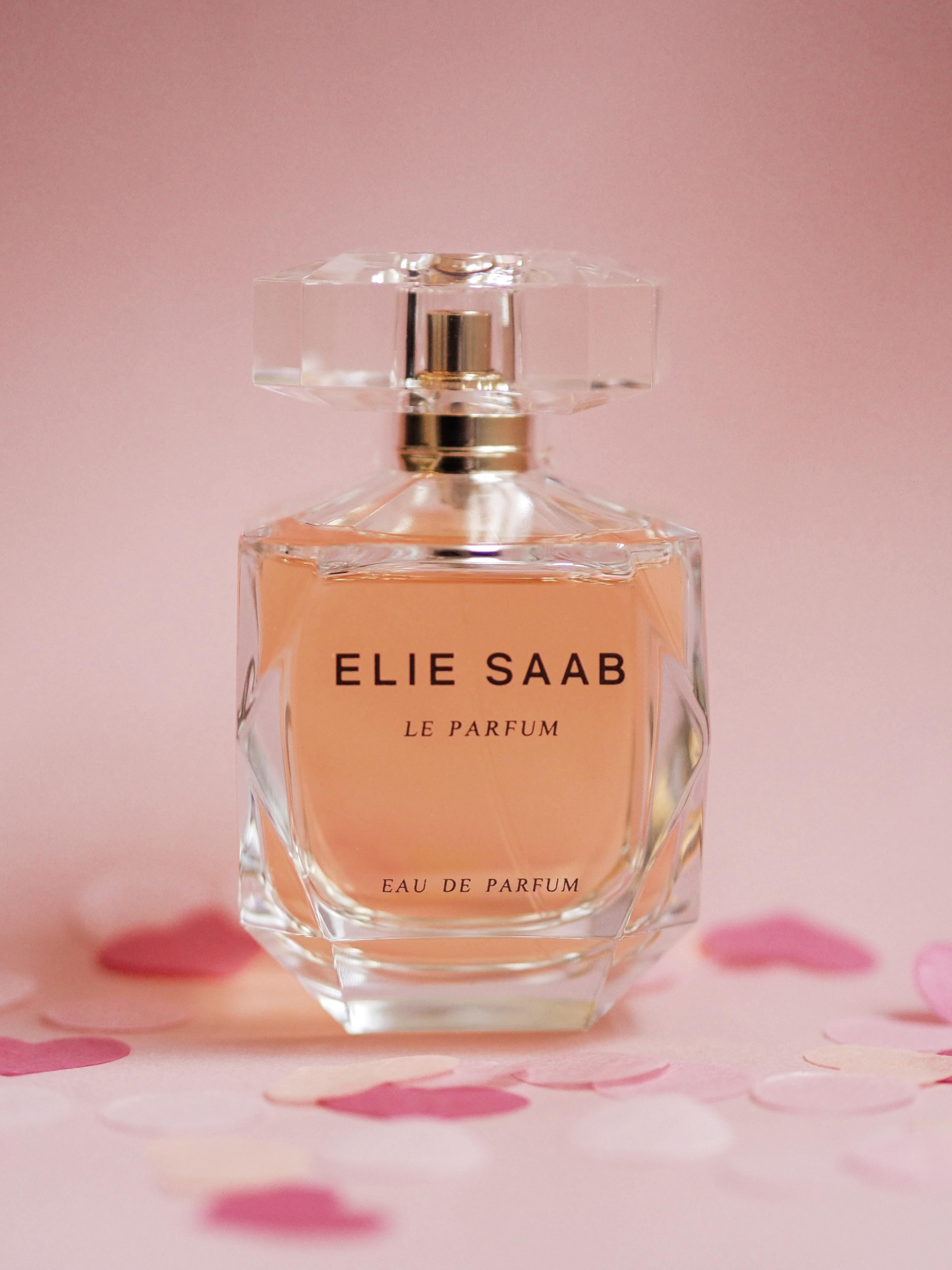 In "Le Parfum" von Elie Saab werden Orangenblüten mit Jasmin vereint - zart und verführerisch #loveisintheair #eliesaab