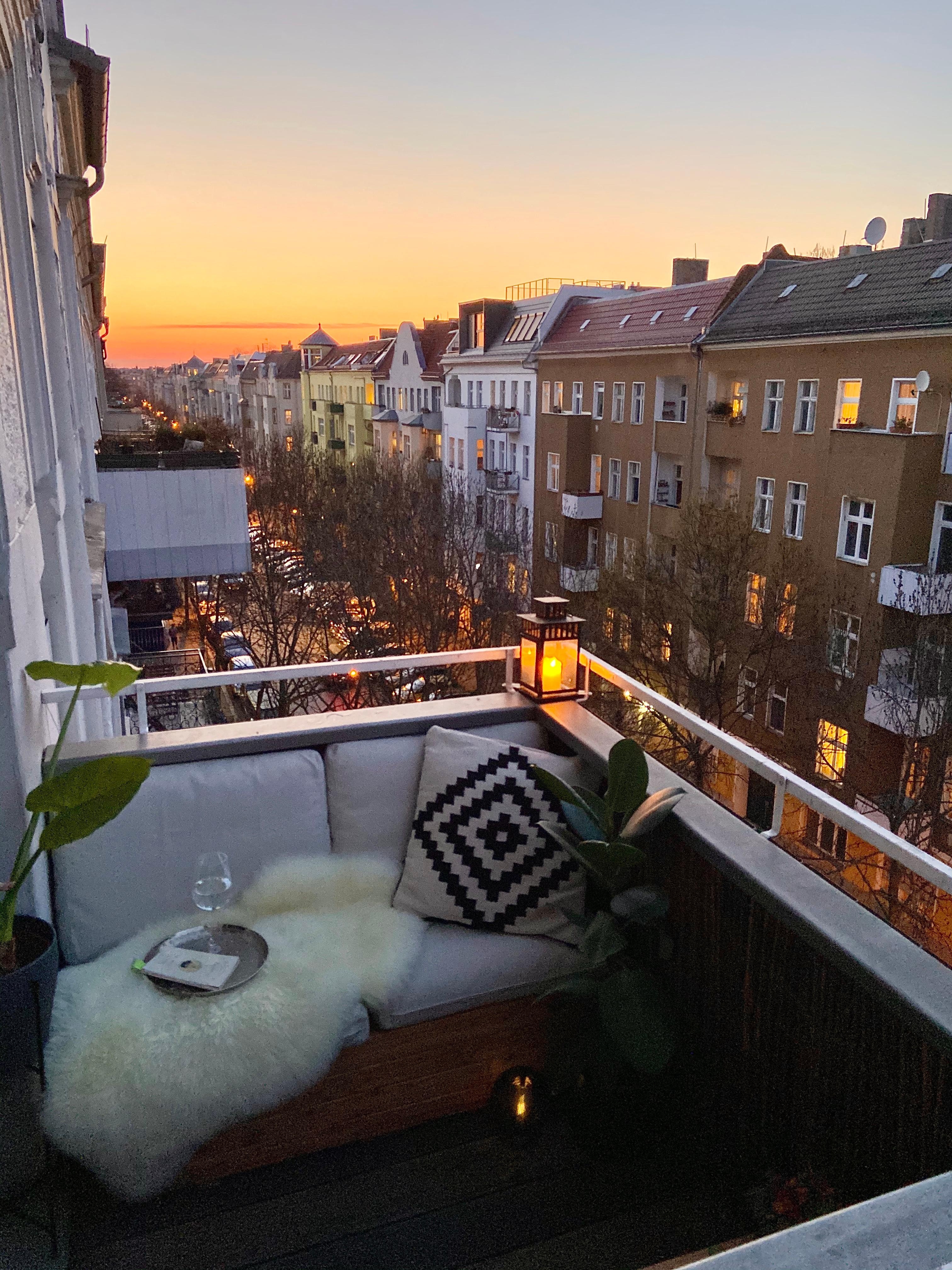 In Love with #draußensein auf unserem romantischen Balkon über den Dächern Berlins <3 #terrasse  #balkon #balkonien