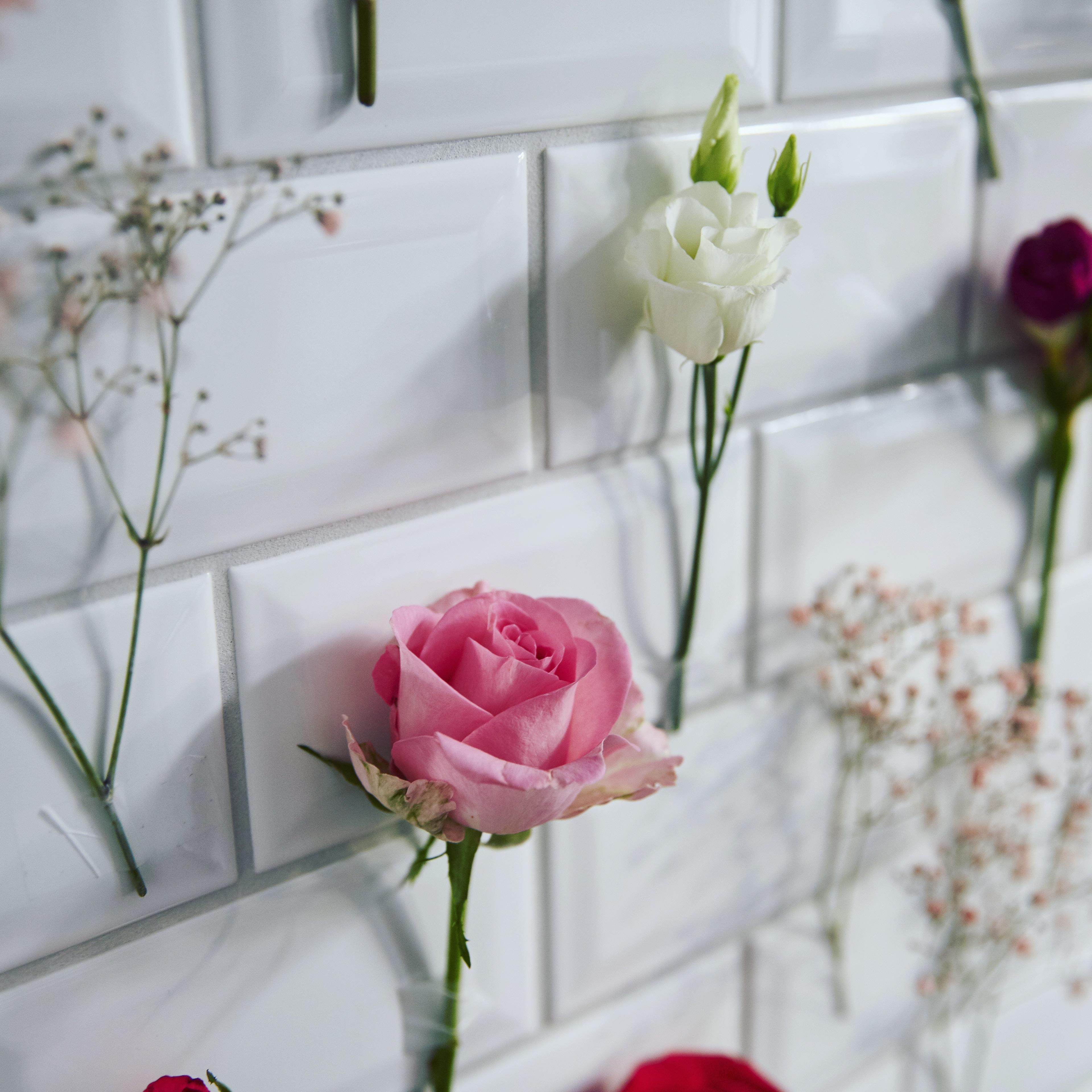 In love with flowers 💕 #blumen #rosen #blumenwand #deko #metrofliesen #küche #diy #altbau