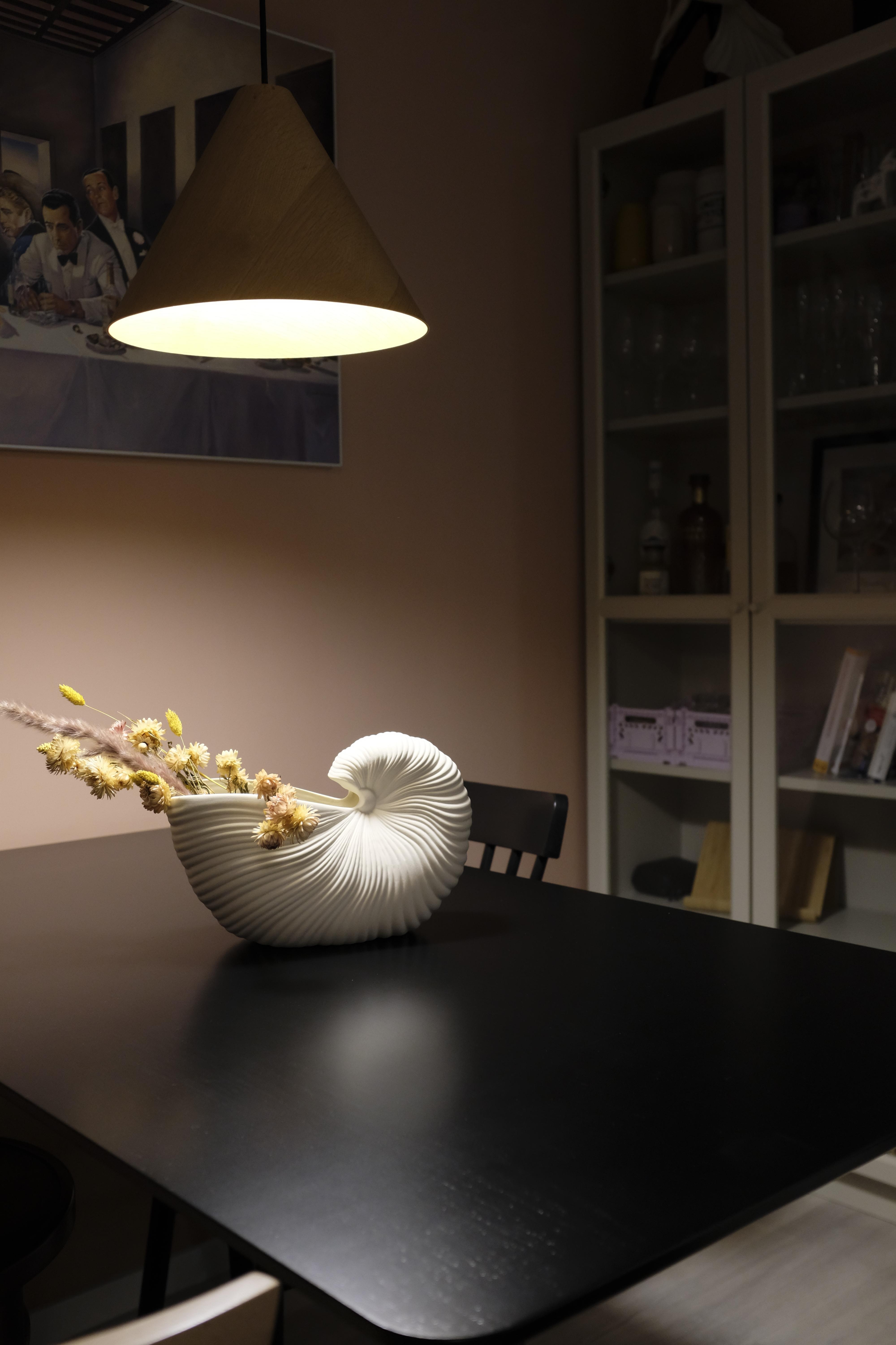 In Szene gesetzt 🔦 #couchstyle #couchliebt #Lampe #Vase #Esstisch 